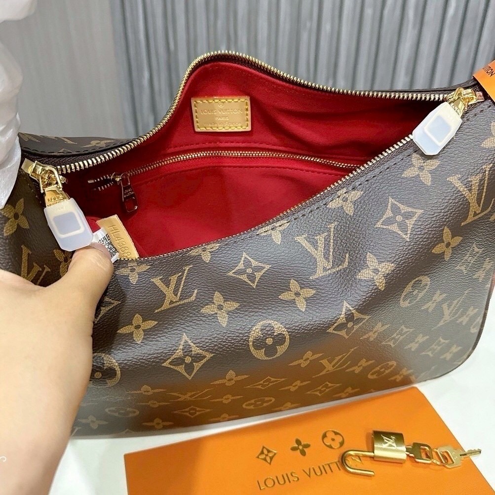 🕊️ พร้อมส่ง | LV Slouchy PM bag กระเป๋าสะพายทรงโฮโบดีไซน์คลาสสิค ใบใหญ่กำลังสวย โดดเด่นด้วยรูปทรงเป็นเอกลักษณ์ ใช้งานได้สะดวกคล่องตัว เหมาะสำหรับพกพาเดินทางและใช้งานได้ทุกวัน ลายโมโนแกรมแคนวาสสุดไอคอนิก เสริมความสง่างามด้วยอะไหล่สีทอง งานจริงสวยมา