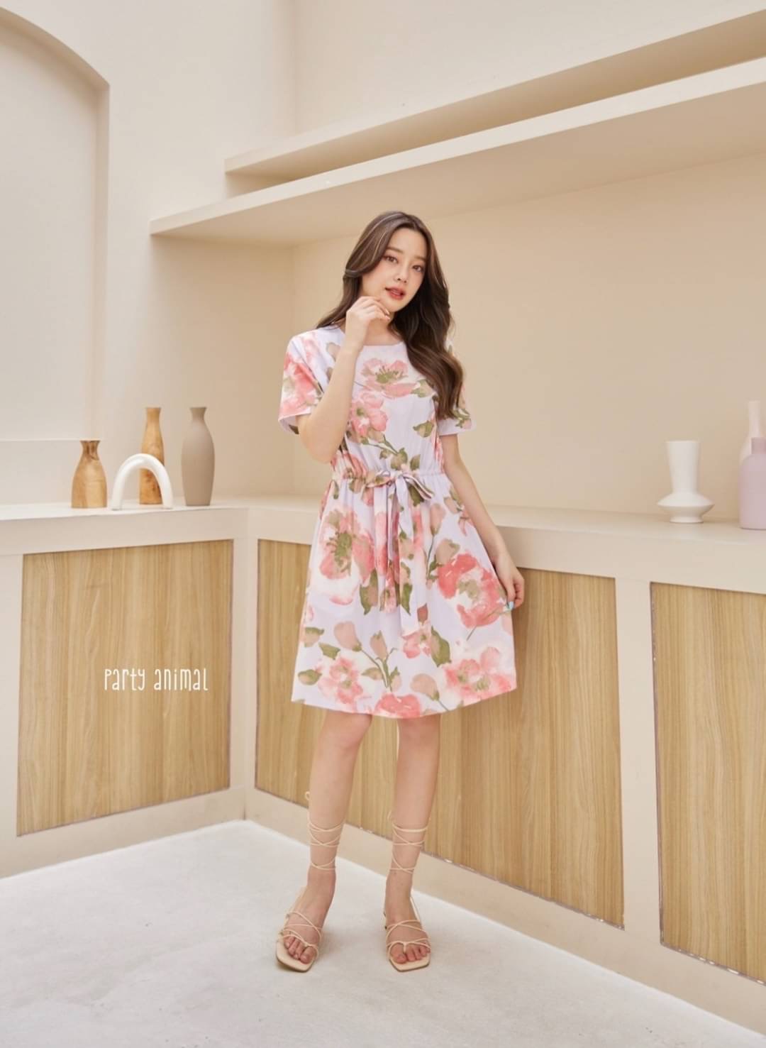 🌻🌸🪸ลายดอกไม้คิ้วท์ๆค้าา🥰🥰เดรสคอกลมแขนสั้นทรงกระโปรงเอบานเล็กน้อย เอวยืด เนื้อผ้าคอตตอน 100% ลายน่ารักค้าา มีซับในกระโปรง มีกระเป๋าล้วงข้างค่ะ 3ลาย