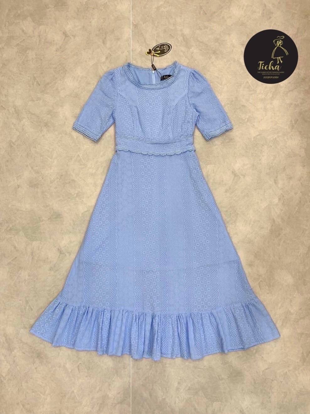 เดรสลูกไม้ถักทอฉลุตัวยาว คอกลมแขนศอก ดีไซน์ถักทอช่วงเอวระบายหยักๆ ชายกระโประแต่งระบายเล็กน้อย บอกเลยผ้าดีมาก ผ้านิ่ม ใส่สบาย มีซิปหลัง เย็บซับในอย่างดี ทรงเป๊ะมาก จะใส่ออกงาน หรือจะใส่เที่ยวถ่ายรูปได้ทุกโอกาสเลยนะคะ