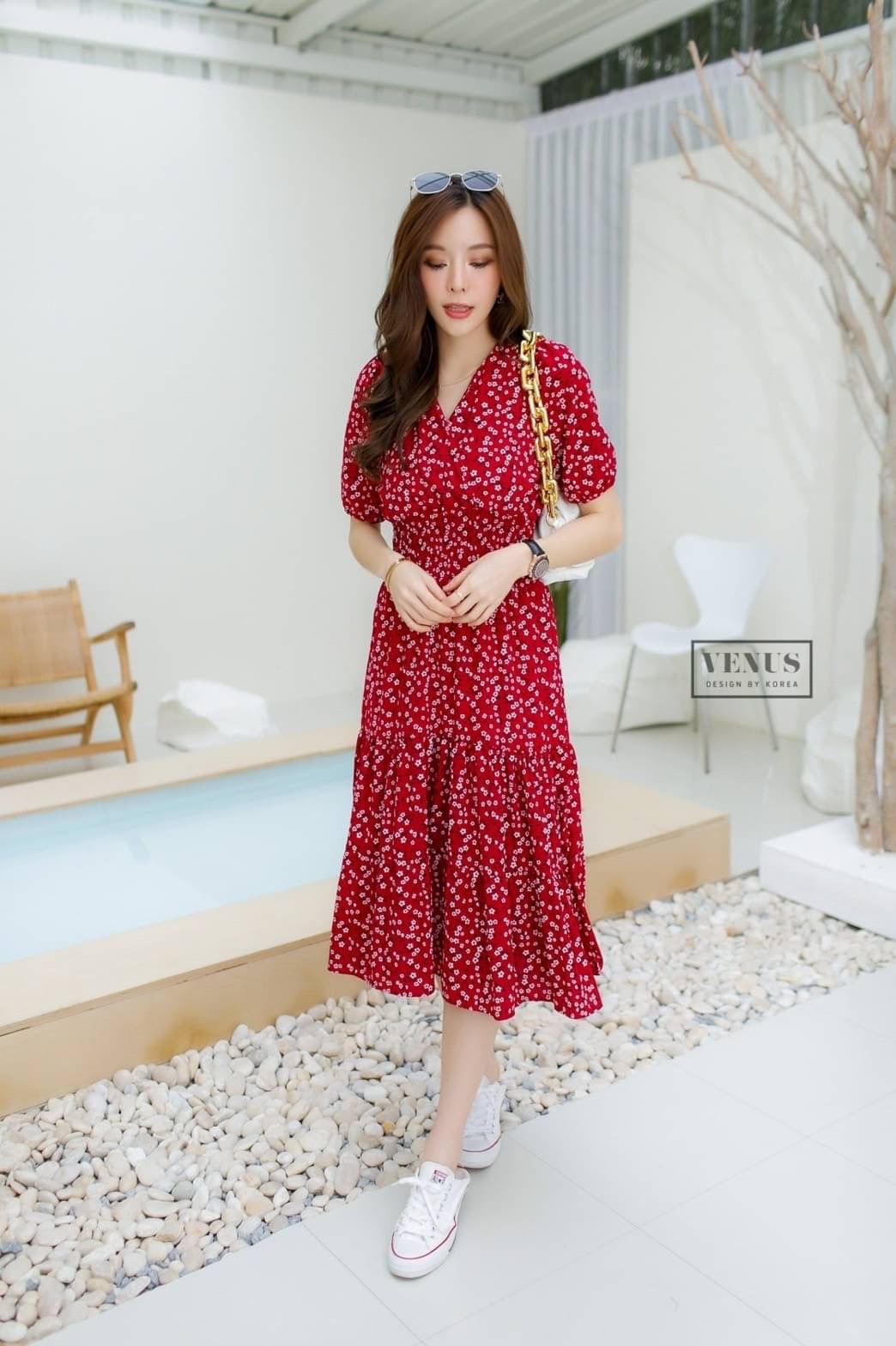 'm Lady By Venus Flora Maxidress แม๊กซี่เดรสพิมพ์ลายดอกไม้ คอวีทรงป้ายอก ช่วงอกแต่งจั๊มยืดตามตัวนะคะ แม๊ทกับรองเท้าผ้าใบก็น่ารักคะ