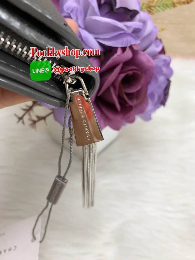 New arrival CHARLES & KEITH TASSEL DETAIL LONG WALLET BAG พร้อมส่งอีกครั้ง พร้อมเฉดสีใหม่ปี 2018ค่ะ!!! หระเป๋าสตางค์ใบยาวแบบฝาพับแม่เหล้ก ลายหนังคาร์เวีย สวย เรียบหรู ดูดี มากๆค่ะ ภายในกระเป๋าแบ่งเป็นช่องซิปยาวตอนหน้า ที่ตัวซิปเป็นอะไหล่พู่ห้อยลงมา เก๋มาก