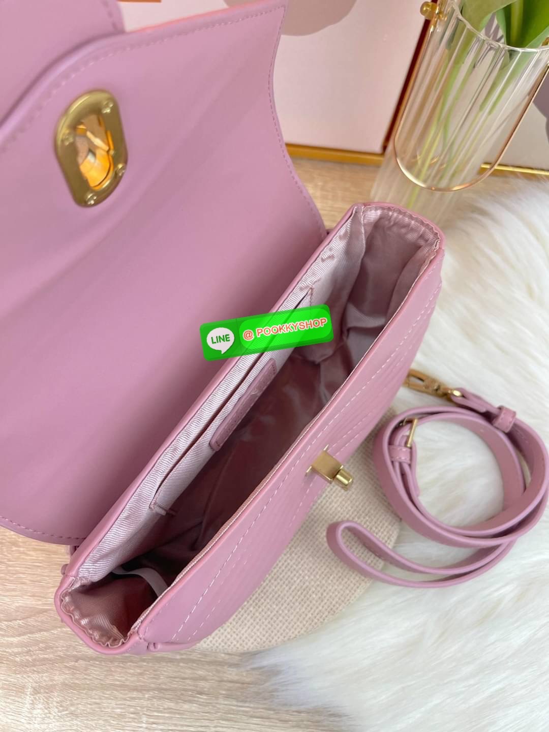 Charles & Keith Aubrielle Chain-Handle Panelled Crossbody Bag กระเป๋าสะพายข้างดีไซน์คลาสสิกขนาดกำลังพอเหมาะ ตัวกระเป๋าทำtextureลายนูนที่ด้านหน้าเพิ่มความโดดเด่น มาพร้อมสายสะพายโซ่สีทองหรูหราแบบคล้องแขน/คล้องไหล่และยังมีสายหนังสะพายยาวแบบปรับและถอดสายได้ ต