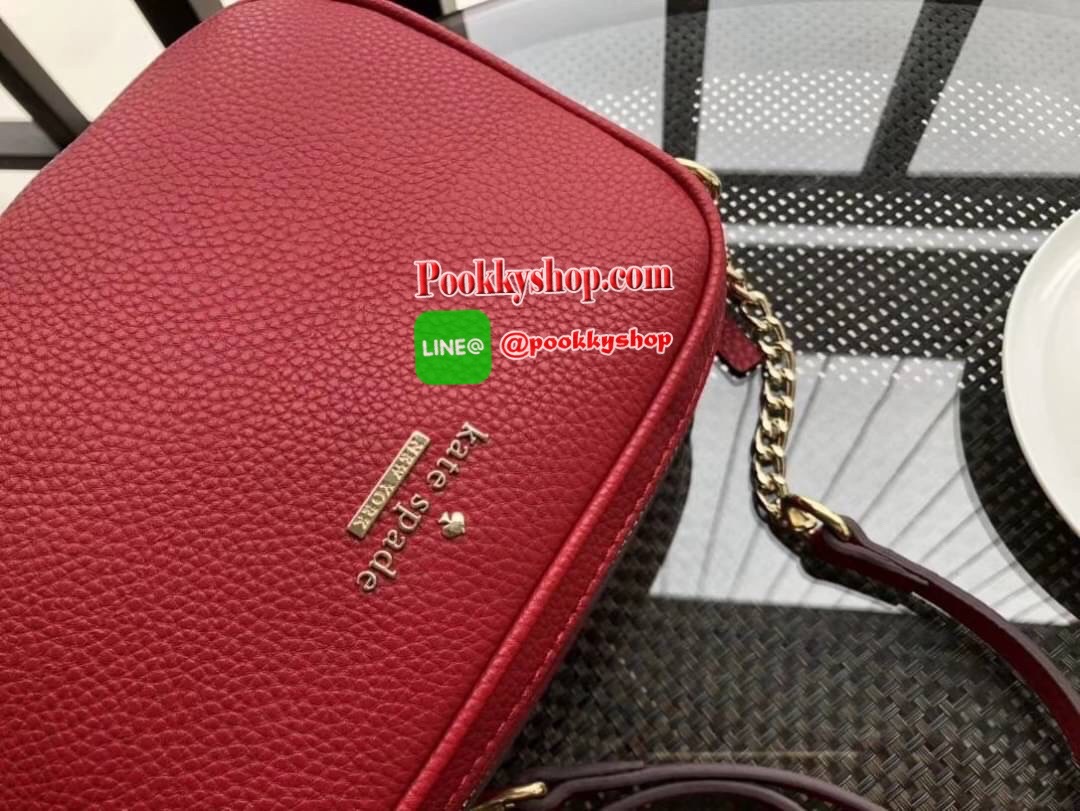 Kate spade New York mini shoulder bag กระเป๋าถือหรือสะพายหนังนิ่ม สวยอยู่ทรง ด้านหน้าประดับโลโก้แบรนด์ อะไหล่ทองหรูหรา น้ำหนักเบา ภายนอก มี2ช่องซิป แยกเป็นสัดส่วน ภายในมีช่องซิป 1 ช่อง และช่องใส่ของจุกจิก 1ช่อง จุของได้เยอะ สายสะพายปรับระดับได้ สะพายข้างห