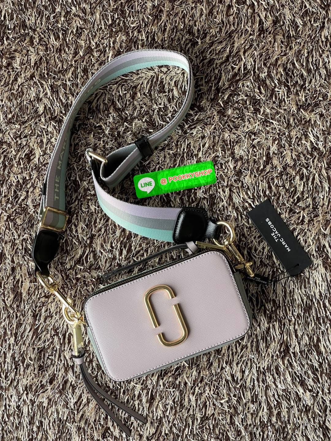 Marc Jacobs Snapshot Bag กระเป๋าแบรนด์ดังจากสัญชาติอเมริกัน นับได้ว่ารุ่นนี้เป็นรุ่นทรงฮิตของ marc jacobs เลยทีเดียว โดยด้านหน้ากระเป๋าจะเป็นโลโก้แบบโลหะที่เป็นสัญลักษณ์ของแบรนด์นี้ มาพร้อมสายสะพายที่จะสะพายยังไงก็ดูโดดเด่น เพราะขนาดใหญ่ที่สกรีนตัวอักษร m