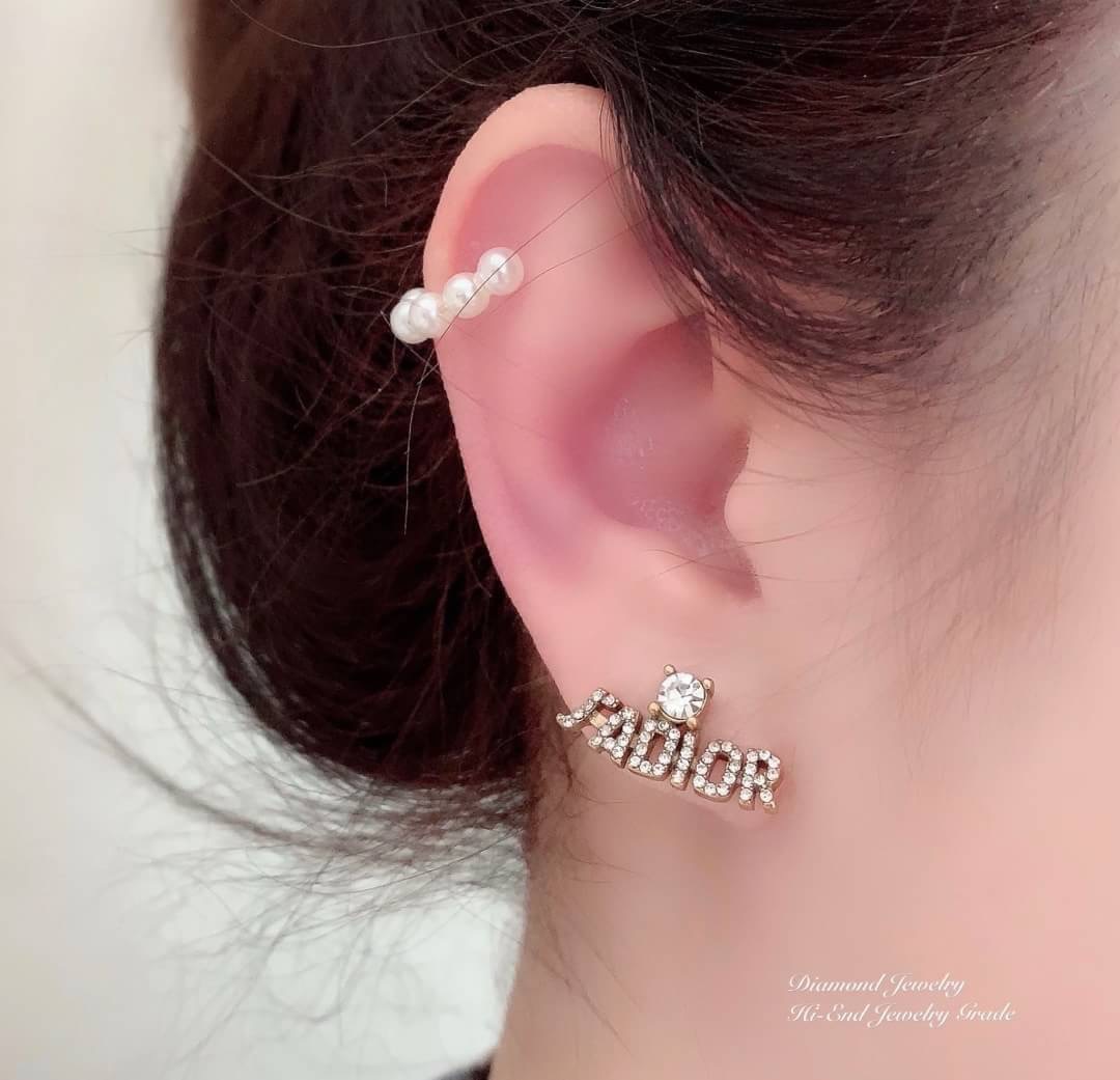 Super Hi-End Quality !!!! ((งาน 1:1 เหมือนในช็อปมากที่สุดในท้องตลาด)) Christian Dior Earring ต่างหูดิอองาน 1:1 เหมือนของแท้เป๊ะๆค่ะ รับรองงานสวยมากกกกก ดูหรู ดูผู้ดีสุดๆ งานดี เพชรคุณภาพดีมากๆมากๆคะรับประกันความพอใจเลยค่ะ ตัวเรือนสีทองแอนทีค งาน laser sta