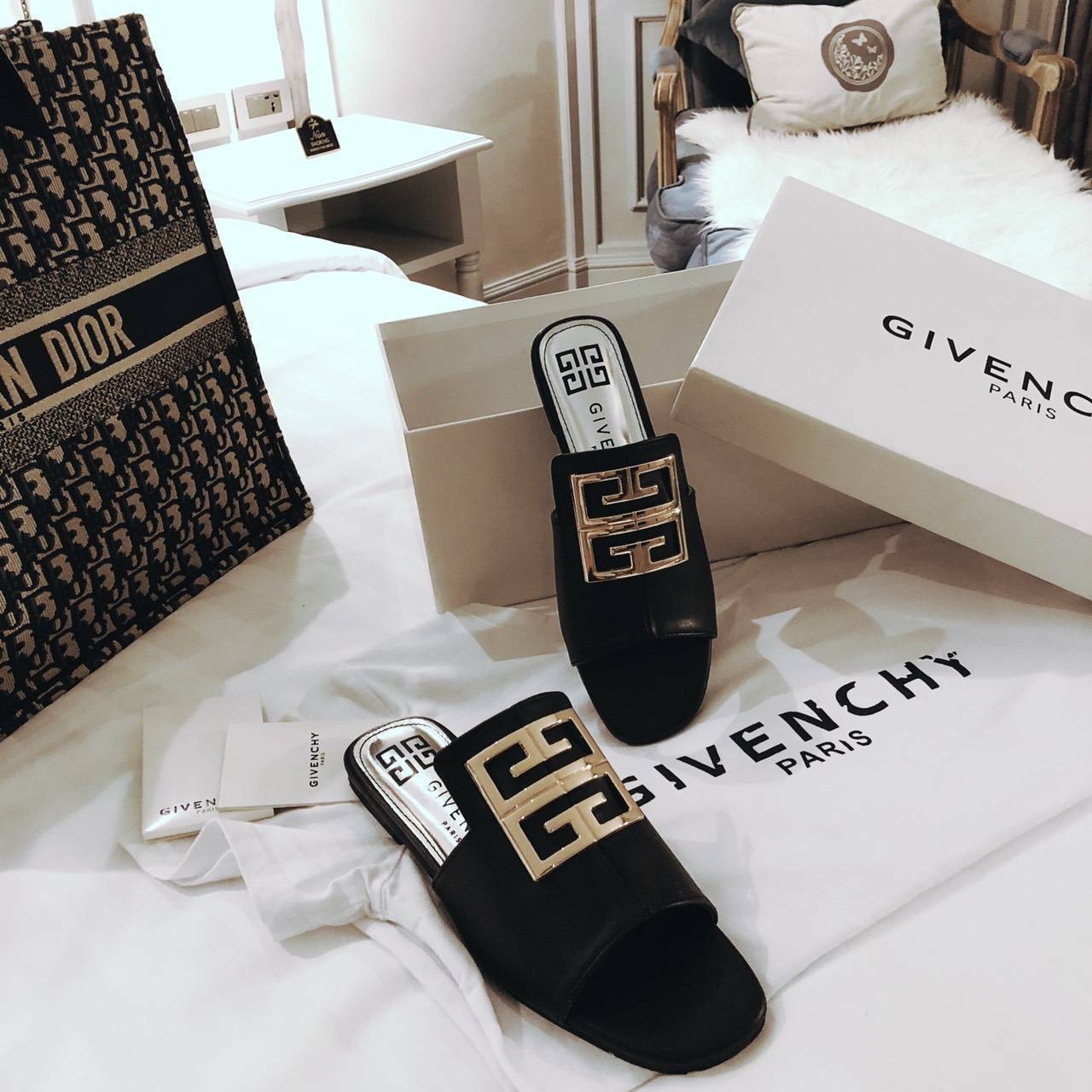พร้อมส่ง ฮอตๆๆๆ เลยคะ ตัวนี้ เพิ่งมาคะ แตะ givenchy ตัวใหม่ล่าสุด รองเท้าแตะหน้าสวม หนังนิ่ม ทรงสวยมาก เก็บหน้าเท้าได้ดี สาวหน้าเท้ากว้างใส่ได้จ้า *งานปั้มแบรนด์ กล่องเรียบน๊า