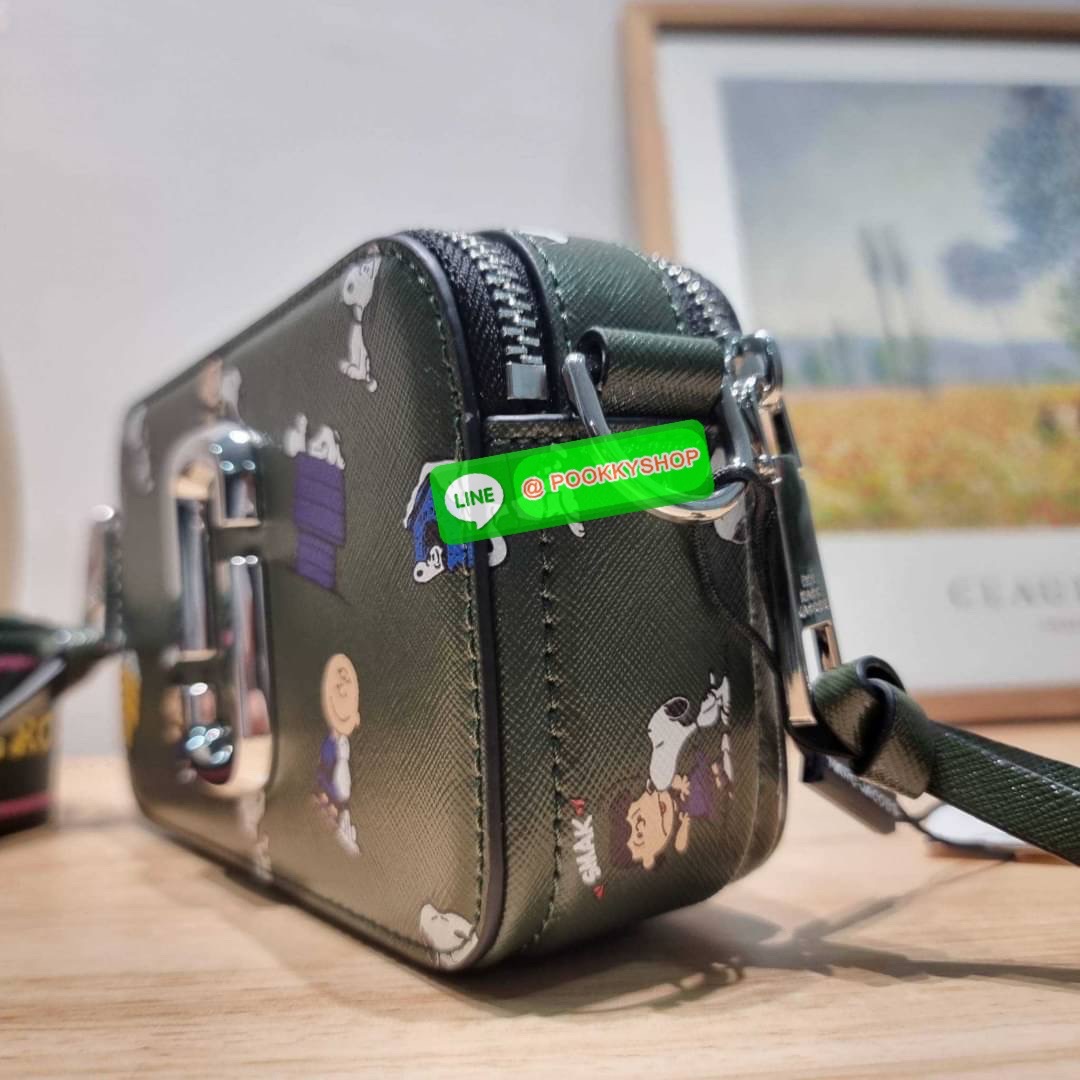 PEANUTS × MARC JACOBS THE SNAPSHOT CROSSBODY BAG คอลเลคชั่นแสนคิวท์ ที่ยกขบวนเหล่าซุปตาร์การ์ตูนมาให้แบบจัดเต็ม กับไอเท็มยอดฮิตที่โดดเด่นเป็นเอกลักษณ์ กระเป๋าสะพายข้างสุดปัง ดีไซน์ลายพรินท์แก๊งค์การ์ตูนสุดฮอต เรียกได้ว่าไม่ซ้ำใคร!! วัสดุหนังวัว สวยอยู่ทรง