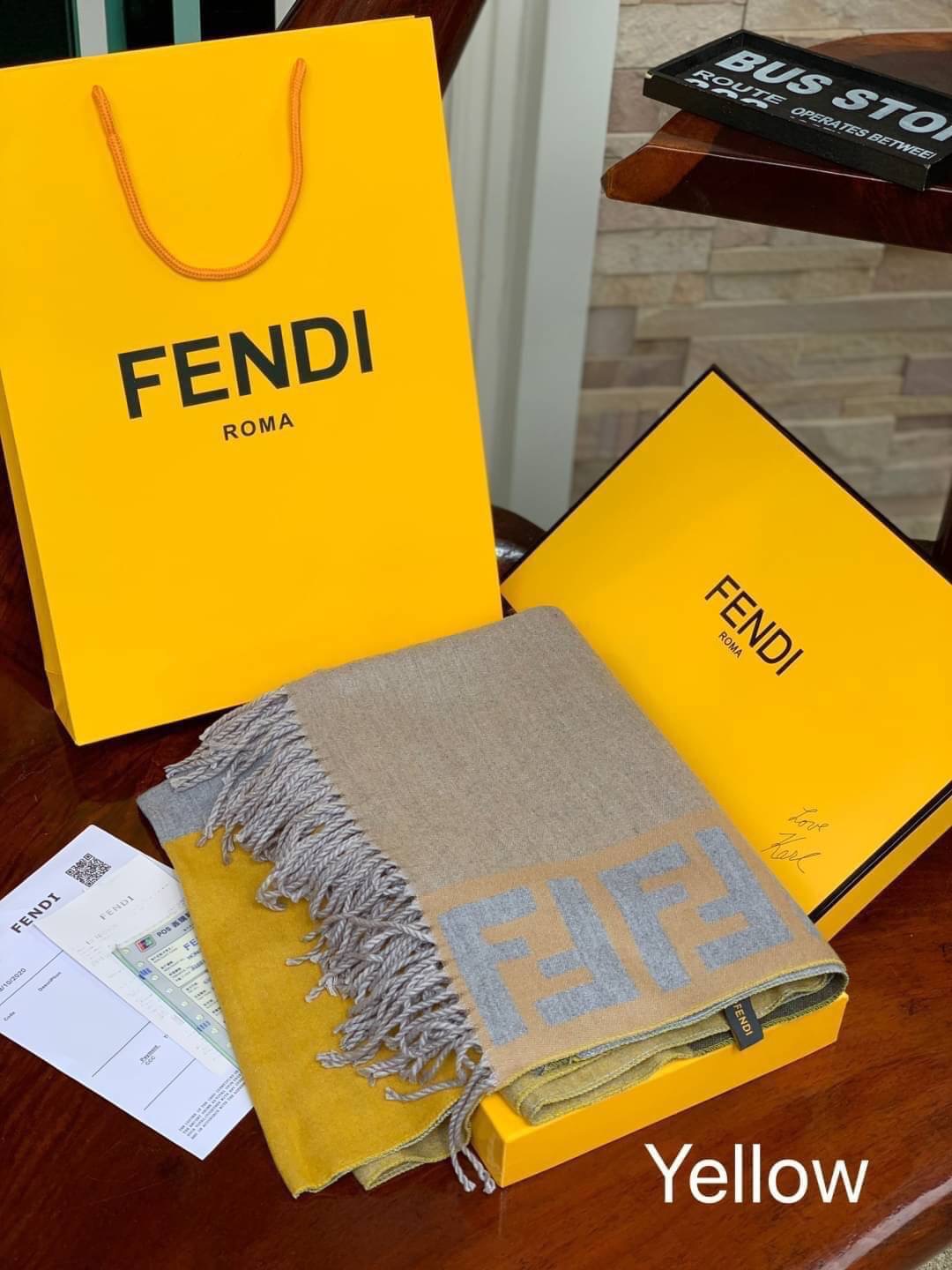 Fendi Scarves For Women’s Accessories แบรนด์แฟชั่นชั้นนำจากอิตาลี ส่งมอบความรู้สึกดีๆให้กับคนที่คุณรัก ในรูปแบบผ้าพันคอและผ้าคลุมไหล่ผืนใหญ่เพิ่มความอบอุ่น ถักทอด้วยผ้าcashmere เนื้อผ้านิ่ม สัมผัสนุ่มมือ ทอลายในตัว สีและลายคมชัด เหมาะสำหรับเป็นของฝาก ของข