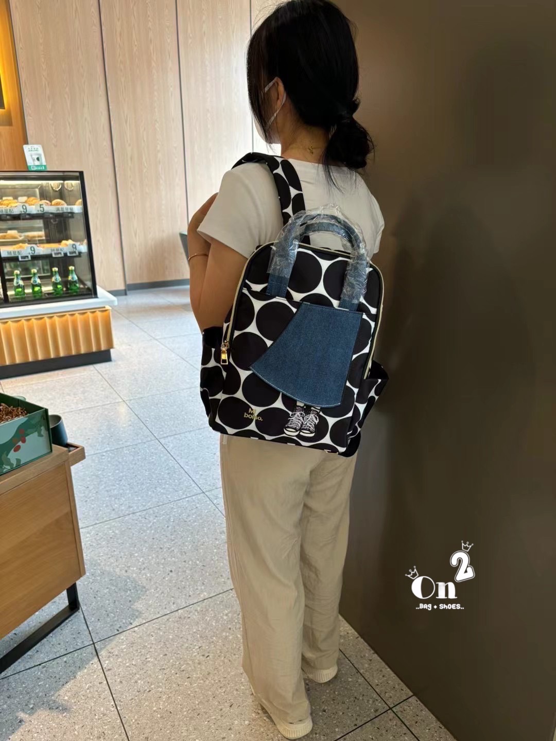 Backpack Miss Zapatos brand วัสดุตัวกระเป๋าทำจากผ้ากันน้ำอย่างดี water proof อะหลั่ยสีทอง กระเป๋าเป็นปากซิป ด้านข้างมีช่องใส่ของทั้ง 2 ด้าน