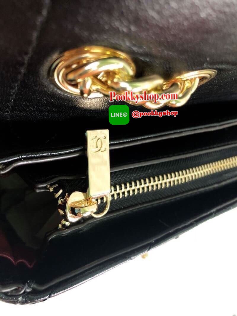 Chanel อเนกประสงค์ รุ่น Limited edition วัสดุหนังแกะเรียบขนาดเล็กกะทัดรัดน้ำหนักเบามีช่องใส่ของจุกจิกเปิดปิดด้วยฝาปิดกระดุม และซิป มีช่องใส่บัตร ช่องซิป ใส่กระเป๋าสตางค์ใบกลางได้ค่ะตัวจริงสวยมากๆถูกใจรีบจองนะคะใส่มือถือได้ทุกรุ่นสายสะพายยาวคู่สะพายได้สองแ