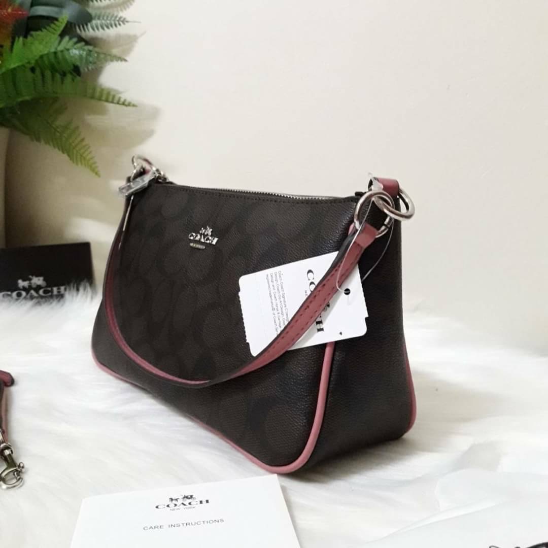 ขายดี Coach Messico Top Handle Pouch In Signature Coated Canvas กระเป๋าหิ้ว/คล้องไหล่/สะพายข้าง ขนาดเหมาะ ดีไซน์สวยน่ารัก ผลิตจากวัสดุคุณภาพดี แข็งแรงทนทานน้ำหนักเบา ภายในบุผ้าสวยงามเรียบร้อย 1 ช่องอเนกประสงค์ ซิปโลหะสีทองสวยงาม สายสะพายถอดและปรับความยาวไ
