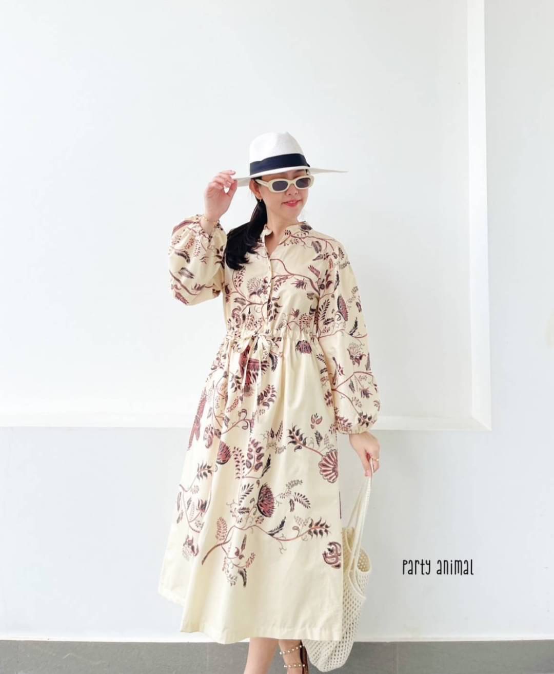 สวยจึ้งมากแม่!!! Maxi dress ทรงแขนยาวพองๆ คอจีนมีกระดุมหน้าอก ทรงปล่อย มีเชือกผูกในตัวรูดเอวได้ค่ะ มีกระเป๋าล้วงข้าง เนื้อผ้าคอตตอนใส่สบายมีซับในกระโปรงค่ะ