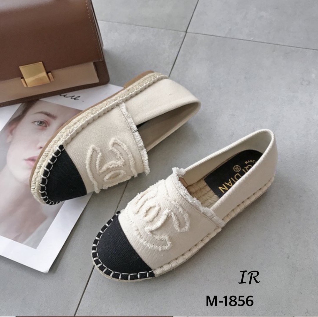 รีพีทแบบขายดีมากรอบ17!!! พร้อมส่ง ใส่เที่ยวหน้าหนาวลุยๆ ชนช้อปเกรดพรีเมี่ยม เสริมลุคไฮคลาสให้กับเรียวเท้าของคุณคุณ คัทชู Style Chanel ทรงเอสพราดิล พื้นปูด้วยเชือกพันปอ ขอบหุ้มเชือกพันปอ ส้นกันลื่น หนา 1.5 ซม. เป็นอีก 1 คู่ที่จะกลายเป็นไอเท็มโปรดสำหรับสาวๆ