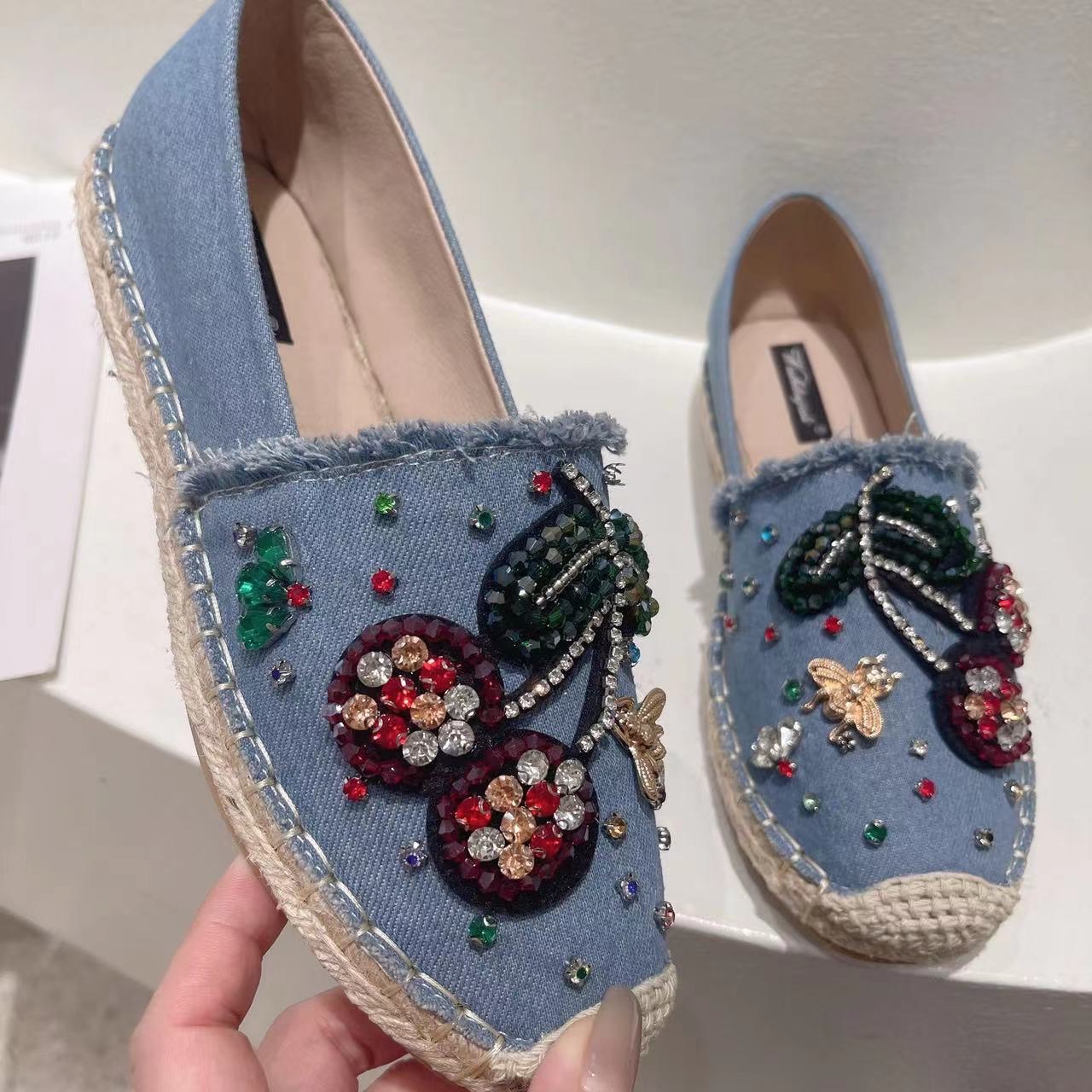 พร้อมส่งคะ cherry slip on 🍒🍒งานsignature ของทางร้าน 💎เพชรเวอวังอลังการ สวยยืน1 🥇มาแล้วจ้า🎊ทรงสวยอย่างดี👍 งานเกร๋เรียบหรูดูแพง 👑ตัวนี้ห้ามพลาด🥳ใส่สบายจะแมตช์กับกางเกง👖หรือกระโปรงǴ