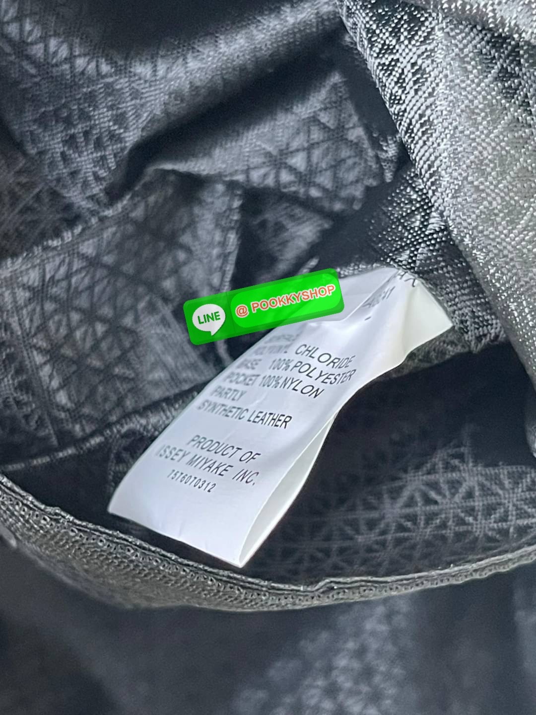 Bao Bao Issey Miyake ROCK MATTE ซีรีส์นี้จะเป็นทรงสี่เหลี่ยมผืนผ้า มีซิปปิดด้านบน ถือเป็นรุ่นที่เหมาะกับการใช้งานในชีวิตประจำวัน สามารถพับมุมและบริเวณด้านล่างของกระเป๋าเพื่อเพิ่มความสะดวกสบายในการใช้งาน ทั้งยังช่วยให้วางกระเป๋าในแนวตั้งได้อีกด้วย แผ่นต่อส