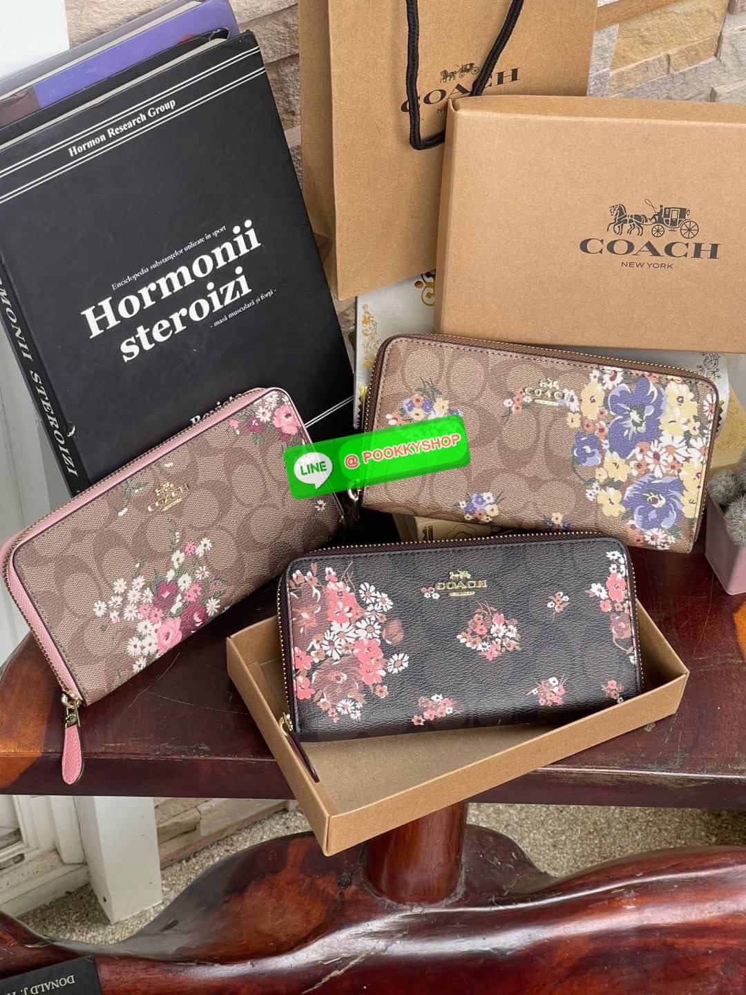 COACH ACCORDION ZIP WALLET IN SIGNATURE CANVAS กระเป๋าสตางค์ใบยาวนี้ที่เหมาะกับการใช้งานทุกรูปแบบ นอกจากเพิ่มความมั่นใจแล้ว ยังทำให้ชีวิตของเราง่ายขึ้นอีกด้วย โดยการเปิดปิดแบบซิปรอบ สามารถใส่ธนบัตร เหรียญ บัตรต่างๆได้หลายใบเลยทีเดียว ขนาดของกระเป๋าสามารถถ
