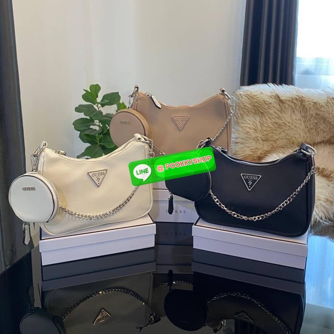 รุ่นใหม่ล่าสุด GUESS SHOULDER BAG ซื้อ1ได้ถึง2ไอเท็ม กระเป๋าพอชรูปทรงสวย เปิด-ปิดด้วยซิปด้านในโล่งกว้างมีช่องซิปใส่ของจุกจิก เพิ่มความน่ารักด้วย กระเป๋าใส่เหรียญใบเล็กทรงกลม เฝสามารถถอดใช้แยกได้ มาพร้อมสายโซ่สะพายไหล่ และสายสะพายยาวสามารถปรับระดับได้ฟรีไซ