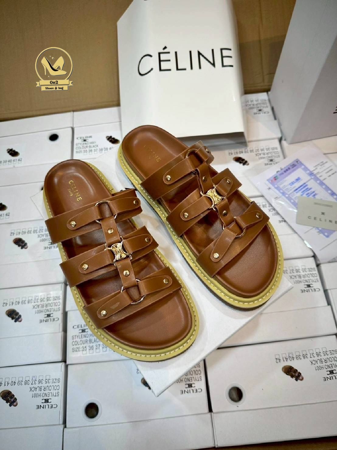 รองเท้าแตะเสริมส้ Celine ดีไซน์ที่ดูหรูหราและทันสมัย เน้นความเรียบง่ายและฟังก์ชันการใช้งานที่ดีเยี่ยม มีส้นเล็กน้อยออกแบบให้ดูทันสมัยและสามารถสวมใส่ได้ทั้งในโอกาสทางการและไม่เป็นทางการสายรัดข้อที่สามารถปรับให้กระชับพอดีกับขา ช่วยเพิ่มความมั่นคงและไม่ลื่นไ