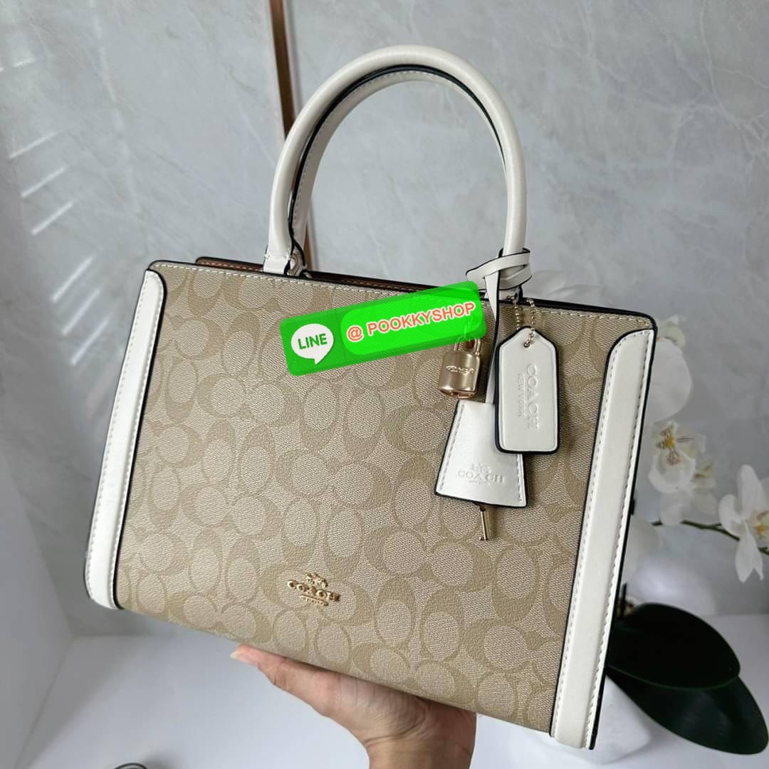 COACH ZOE CARRYALL IN SIGNATURE CANVAS (F87665) 🔖กระเป๋าถือหรือสะพาย ผู้ดีคุณนาย 🔖วัสดุหนังแคนวาส ตัดขอบหนังแท้ 🔖🔖เปิด-ปิดด้วยซิปคู่ ตกแต่งด้วยตัวล็อคแม่กุญแจห้อยด้านหน้า ด้านในเป็นช่องกว้างใส่ของได้เยอะ 🔖สายสะพายยา