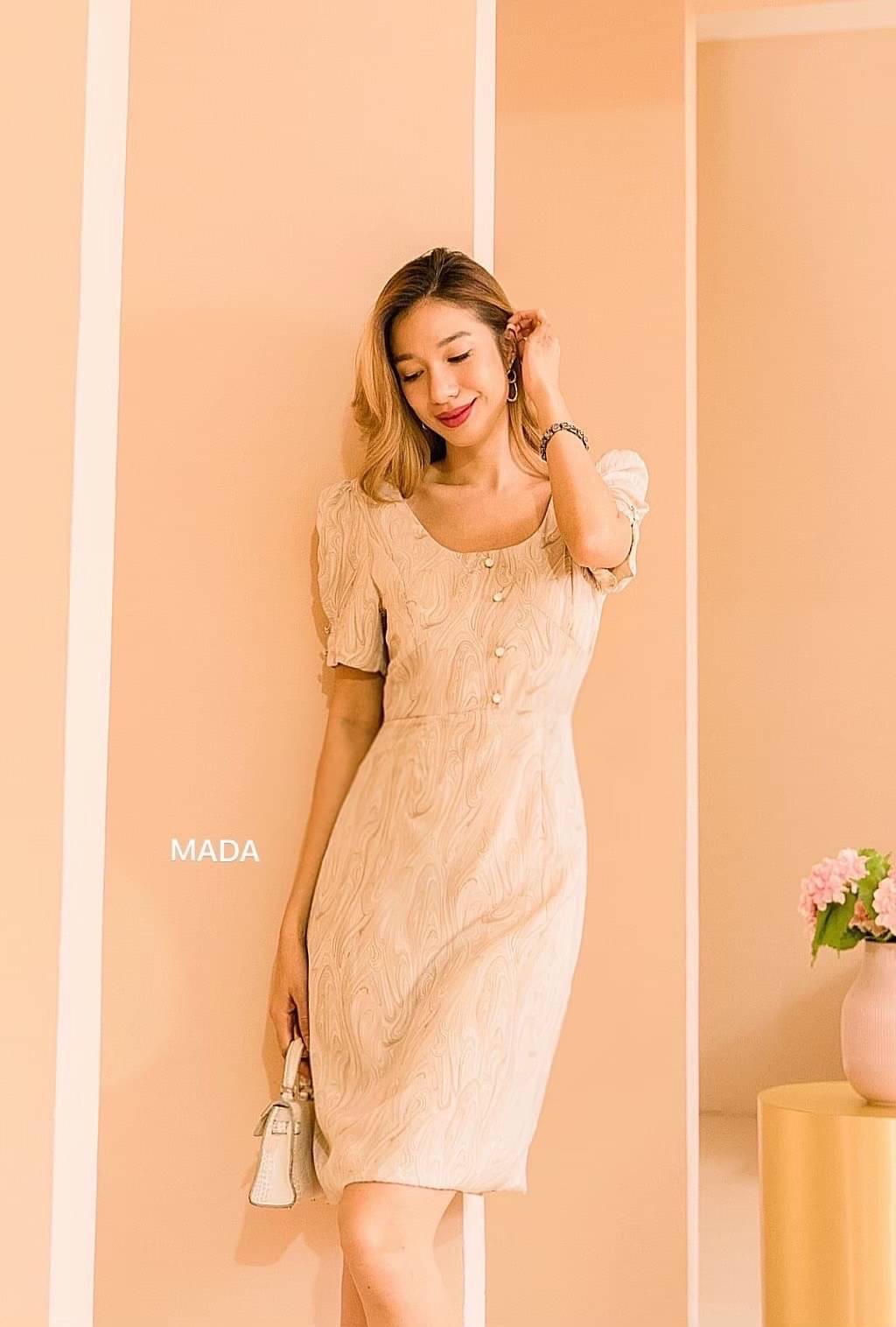 Dress ผ้าลายแขนตุ๊กตาพองปลายแขนเป็นยางด้วยค่ะรุ่นนี้ แต่งกระดุมช่วงอก ทรงเข้ารูปต่อเอวใส่ออกมาคือพอดีตัว ผ้าสวยเนื้อนิ่มลื่น ใส่สบาย งานซับในเย็บเก็บชาย ซิปหลังซ่อน