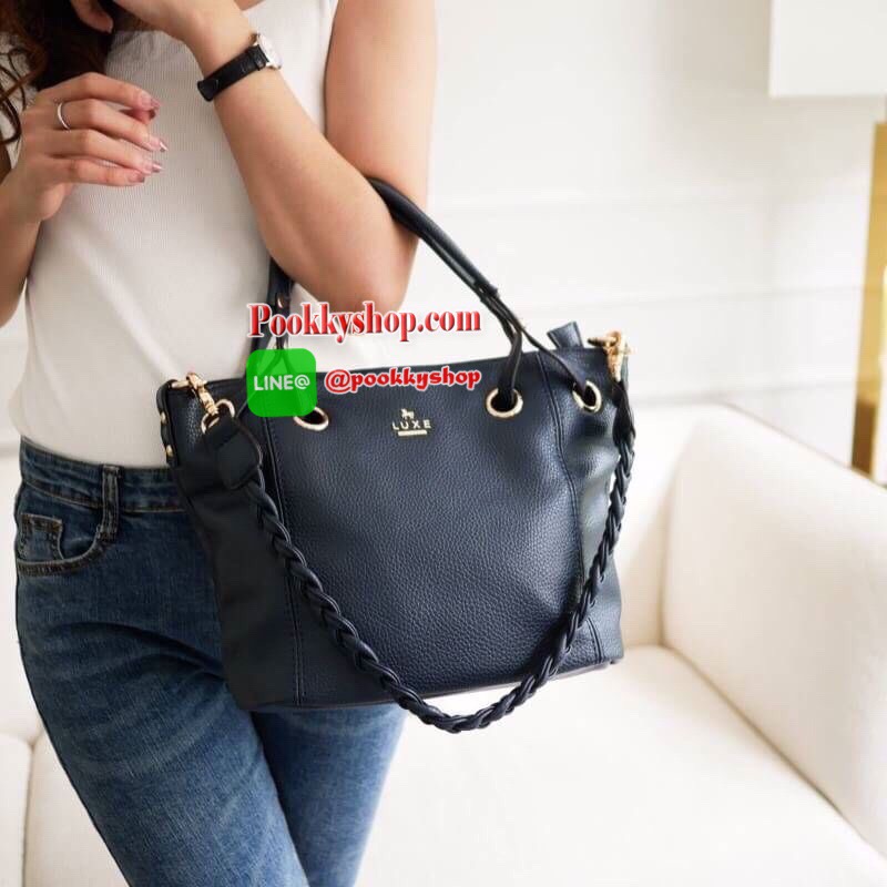 รุ่น Andrea city bag เปิดตัวรุ่นใหม่พร้อมอะไหล่สามแถว สั่งทำพิเศษจากโรงงานเดียวกับแบรนด์ดังระดับโลกเลยค่ะ สุดหรูไม่ลอก มาในทรงสุดสวยเปิดตัวใหม่✔️ มีสายสะพายสองเส้น เส้นแรกคือสายเปีย สะพายแล้วดูน่ารักสุดๆ หรือจะใช้สายสะพายยาวก็คล่องตัว ปากกระเป๋ามีซ