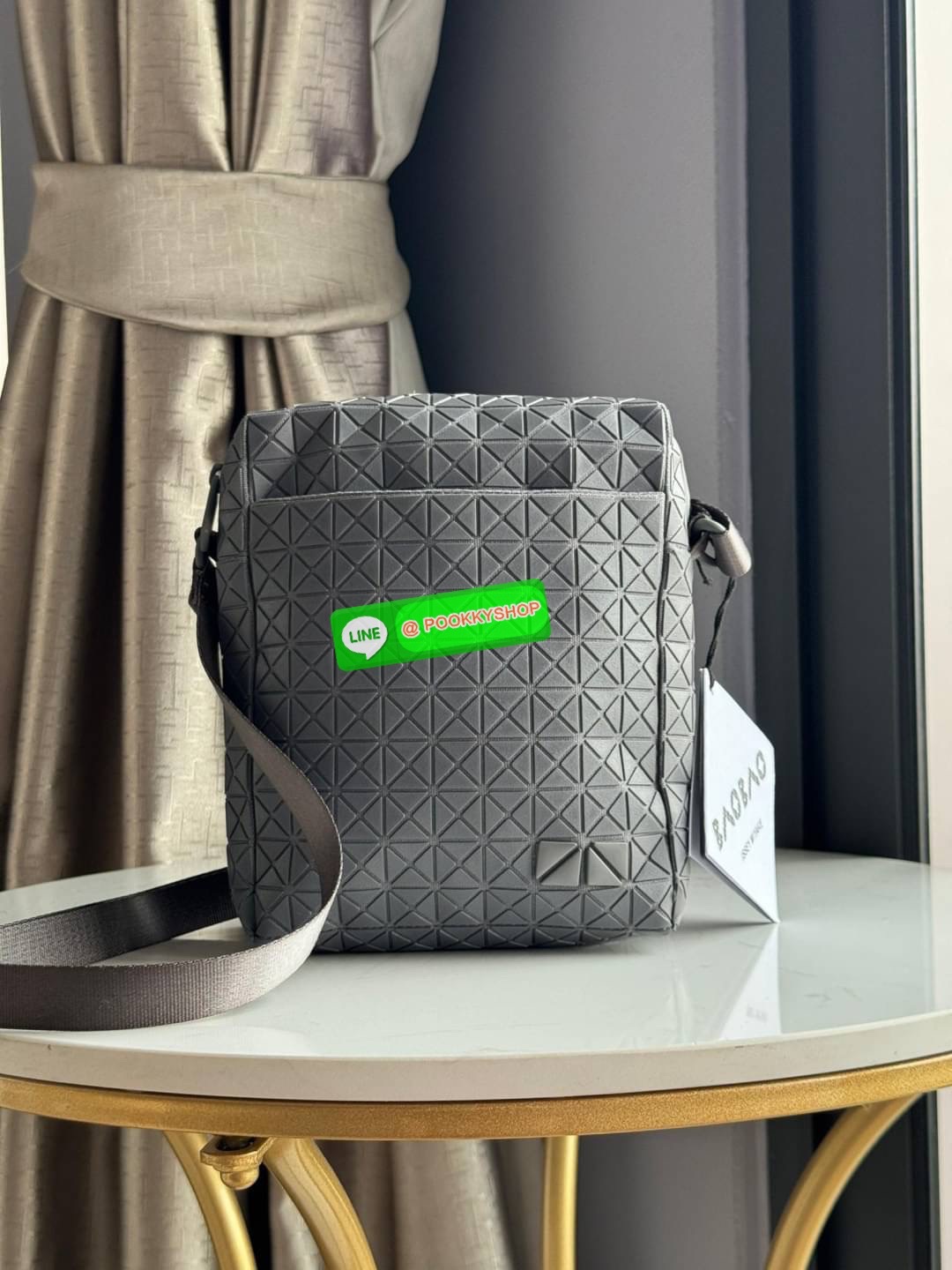 Bao bao issey miyake VOYAGER Shoulder Bag กระเป๋าสะพายข้างใบนี้มีสายสะพายปรับระดับได้ มีซิปเปิดปิดด้านบน และช่องแบบเปิดด้านใน ช่องกระเป๋าด้านนอกปิดด้วยปุ่มแม่เหล็ก มีขนาดที่สะดวกสำหรับเก็บสิ่งของจำเป็นทั้งหมดของคุณ VOYAGER คือเพื่อนร่วมเดินทางที่สมบูรณ์แบ