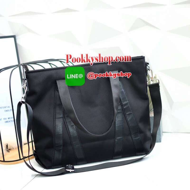 KEEP travel and gym handbag กระเป๋า ทรง big pillow ที่ดีไซน์ ออกมาให้ดู classic เหมาะกับทุกๆวัน ตัวกระเป๋าทำจาก ผ้า Polyester อย่างดี กันน้ำได้ระดับนึง ดีเทลตกแต่งด้วย หนังแท้ มีสายสะพายยาวให้ ถือแล้ว Look Casual Outfit สวยๆ แน่นอนค่า จะใช้เป็นกระเป๋าเดิน
