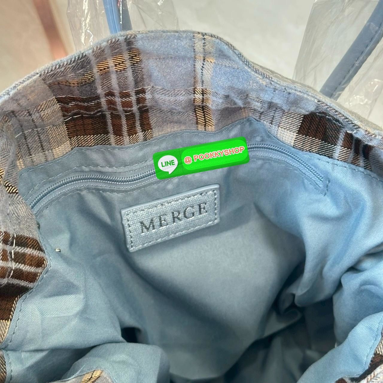 A Day Bag Mini’ in suede กระเป๋าหนังกลับเนื้อเนียน สายเกาหวานปนเท่ MERGE คอลเลกชันพิเศษ ดีไซน์เก๋พร้อมพวงกุญแจลายพิเศษ เข้าเซ็ตสุดคุ้ม!ใบเล็กสามารถ พกพาง่าย น้ำหนักเบา กระเป๋าหูรูดด้านใน ผลิตจากผ้าลายสก็อต ตัวกระเป๋ามี Snap ด้านข้าง ที่สามารถพับปีกกระเป๋า