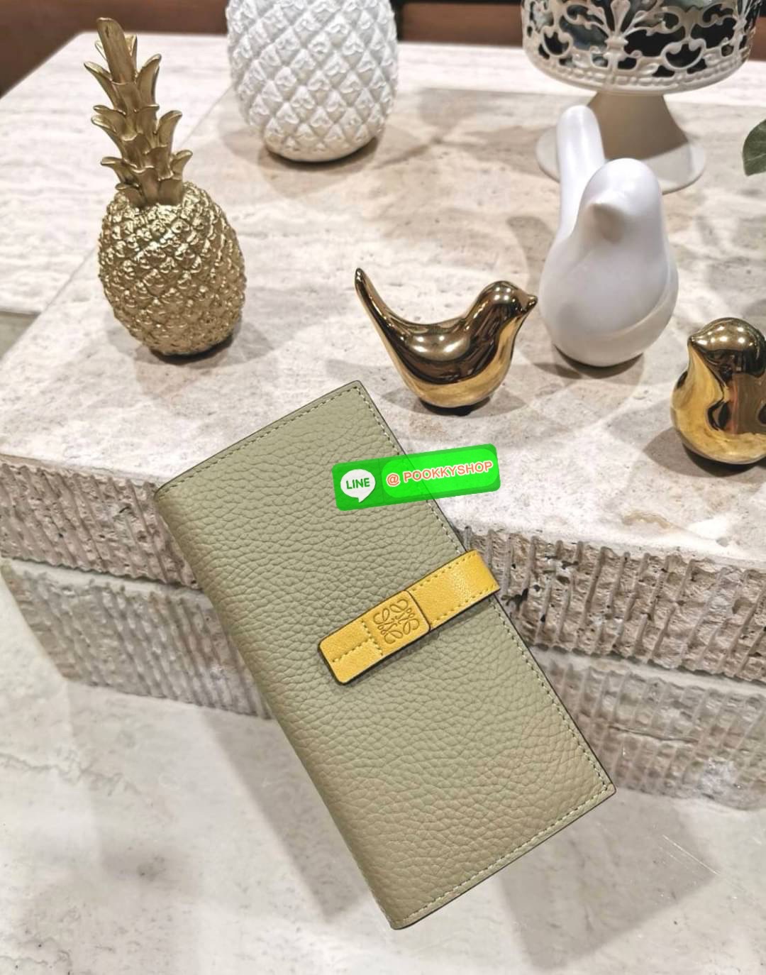 ✴️Don't Miss!✴️NEW! LOEWE LONG WALLET BAG VIP GIFT WITH PURCHASE-GWP กระเป๋าพรีเมี่ยมกิ๊ฟ Limited จาก LOEWE DUTYFREE COUNTER วัสดุหนังแท้เทคเจอร์สวยอยู่ทรงปั้มโลโก้แบรนด์ด้านหน้าเปิดปิดด้วยกระดุม ภายในมีช่องใส่ธนบัตรหลายช่อง ช่องหลักสาม