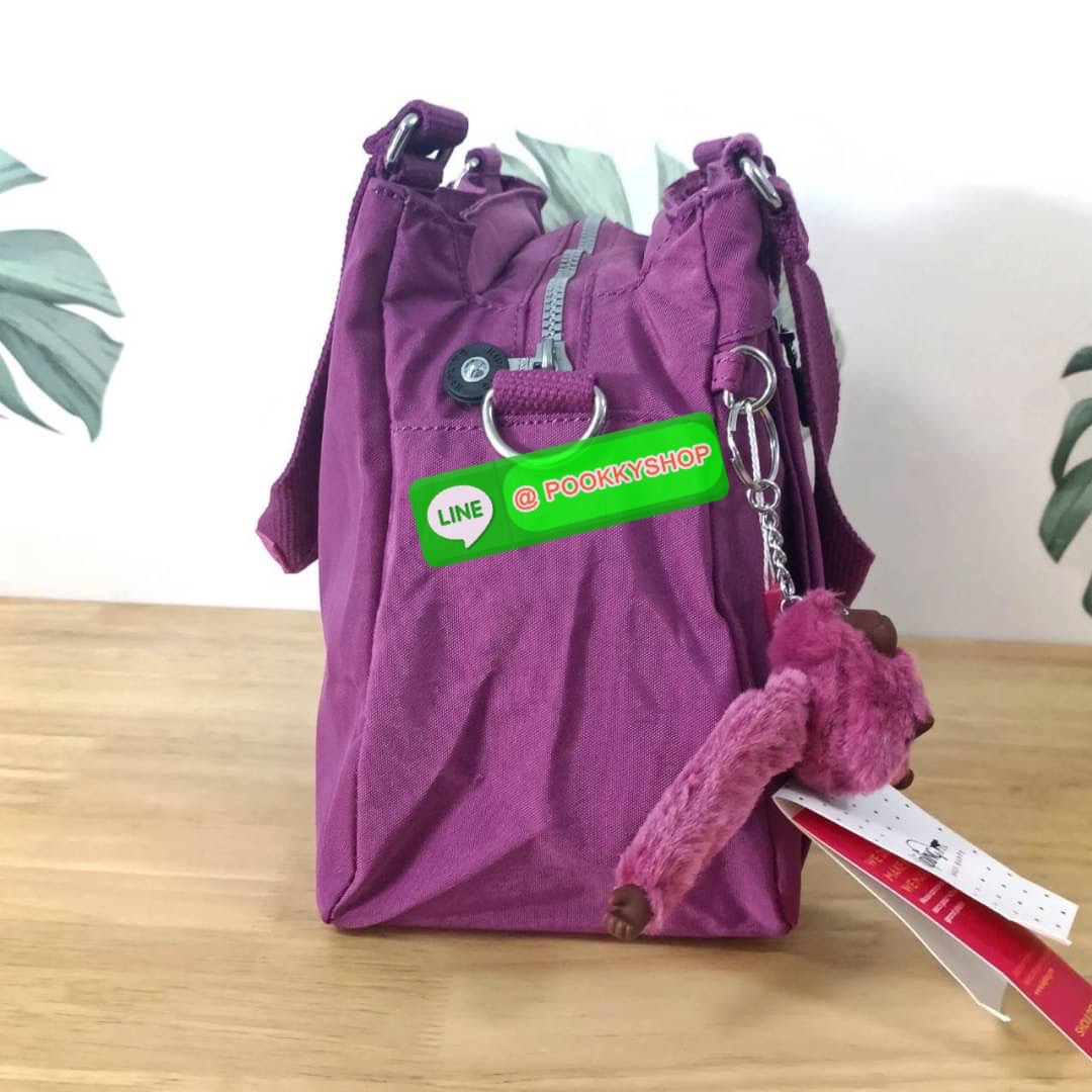 KIPLING ELISE HANDBAG กระเป๋าถือและสะพายไหล่ วัสดุ Nylon +Polyester ขนาดกำลังพอดี จุของได้มาก มีหูจับสองสาย ถือสะดวก น้ำหนักเบา มีช่องซิป ด้านหน้า ช่อง กระเป๋าหลักเปิด-ปิดด้วยซิป มี3 ช่องว่างใส่ของได้จุมากๆ ใส่มือถือได้ กระเป๋าสตางค์ใบยาว และ เครื่องสำอาง