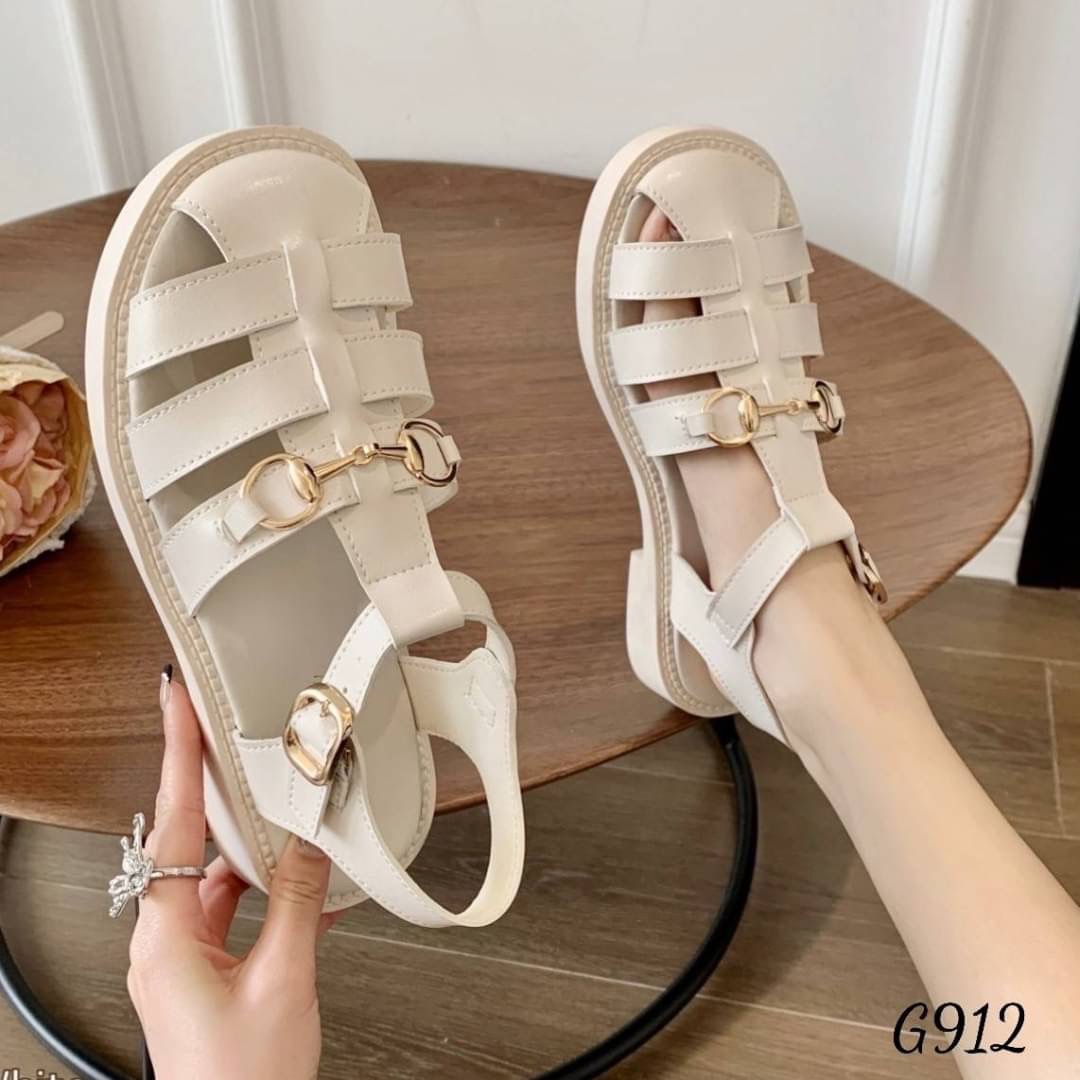 ✨สายแฟชั่น สายออฟฟิศ ตำด่วนค่ะแม่ คอลเลคชั่นนี้ ต้องมีติดตู้ ! สีสวยมาก ดีไซน์เก๋ แมทช์ได้เยอะ ไม่มีเบื่อ รองเท้ารัดส้น ตัวส้นสูง 1 นิ้ว พื้นยางพาราแท้คุณภาพดี งานหนังนิ่ม ใส่สบาย ทรงสวยมาก ตัวสาย เป็นตะขอเกี่ยว ปรับ ขนาดได้ ทรงสวย เก็บหน้าเท้าได้ด