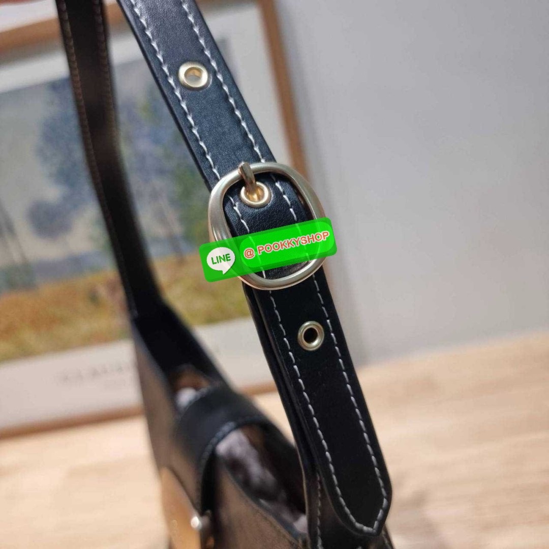 COACH CR533 ELIZA SHOULDER BAG 🔅 Details ใหม่ล่าสุด กระเป๋าสะพายไหล่ทรงโฮโบสุดหรู ดีไซน์โลโก้แบบใหม่และหรูหรายิ่งขึ้น คงความคลาสสิคและวินเทจ เปิด-ปิดด้วยสายคาดแบบกระดุมแม่เหล็ก ภายในเป็นช่องโล่ง แบ่งสัดส่วนไว้อย่างดี มีทั้งช่องใส่บัตร และช่องซิป ส