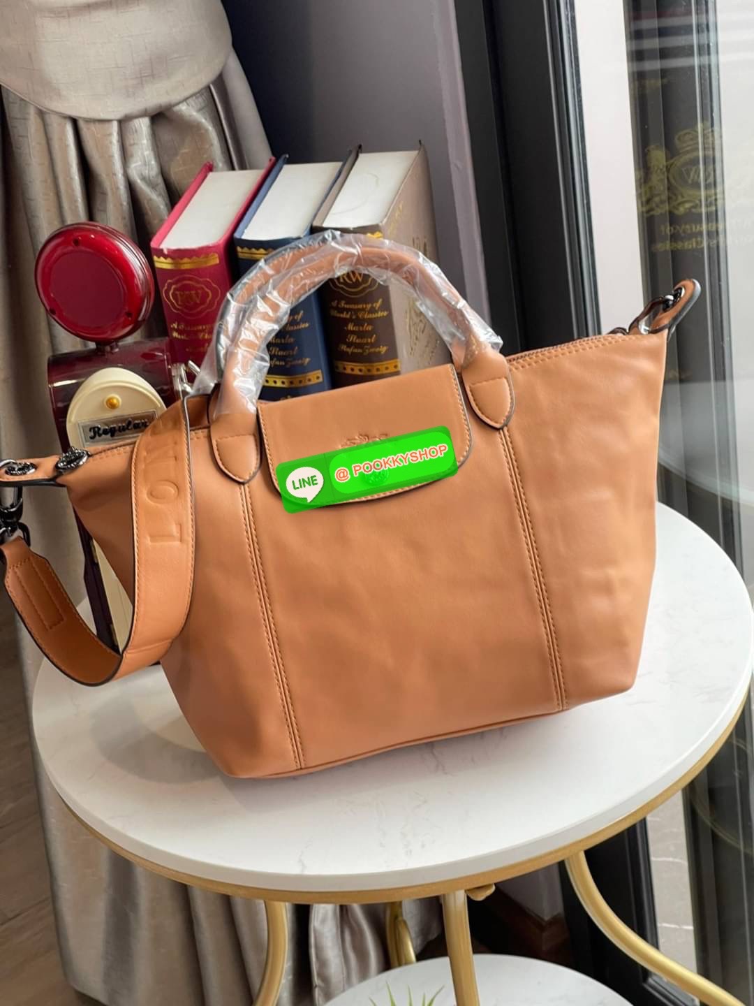 Longchamp LE PLIAGE CUIR TOP HANDLE BAG S เรียกว่าเป็นกระเป๋าอีกหนึ่งรุ่นที่ไม่ว่ายังไงก็ฮอตฮิตและติดเทรนด์ตลอดไม่เคยเปลี่ยนกับ ทรง Le Pliage Cuir หนึ่งในตระกูลกระเป๋าสุดไอคอนิกจากแบรนด์ เมื่อรุ่น Le Pliage Cuir ในรูปแบบของหนังแกะ Metis ได้ถือกำเนิดขึ้นใน