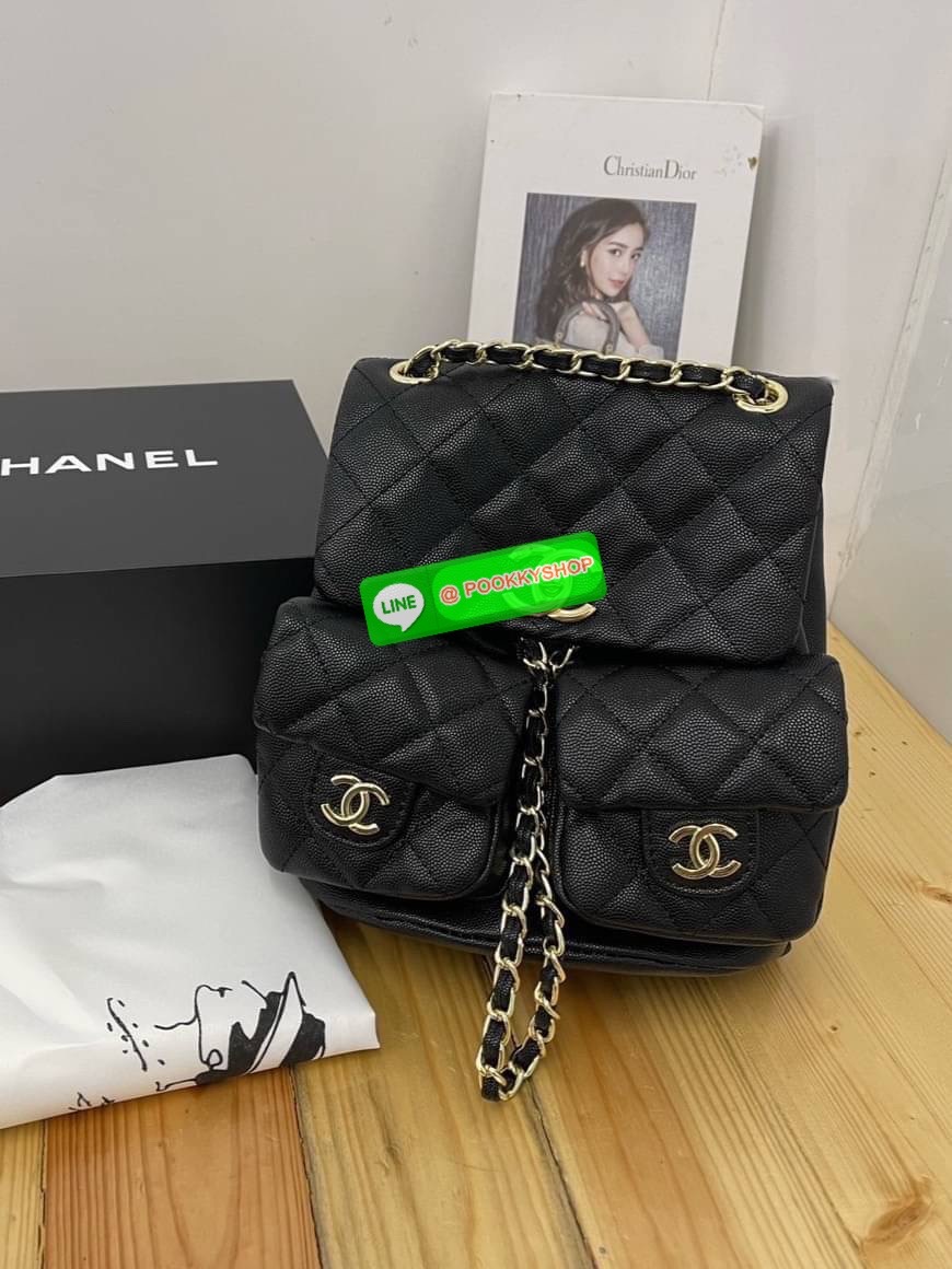 CHANEL 22A Duma Backpack in Black Lambskin Hot item! Chanel duma backpack กระเป๋าเป้ ไซส์น่ารัก ไอเท็มยอดฮิตจากเคาน์เตอร์ dutyfree รูปทรงทันสมัย วัสดุหนังแกะสัมผัสนิ่ม ดีเทลความสวยมากมาย ทั้งสายรูดเก็บปากกระเป๋า หรือจะช่องเปิดด้านหน้า ก็ดูหรูไปหมด ภายในโล