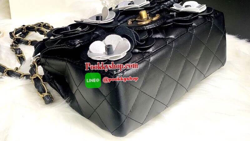 New Chanel Camellia Beauty 💄ลายดอกคามีเรีย อันเป็นสัญลักษณ์แบรนด์ เปิดปิดด้วยตัวล๊อกหมุน มีสายสะพายร้อยหนัง สะพายได้ 2 แบบ ซับในหนัง ใส่มือถือได้ทุกรุ่น กระเป๋าสตางค์ใบกลาง ของใช้อื่นๆได้