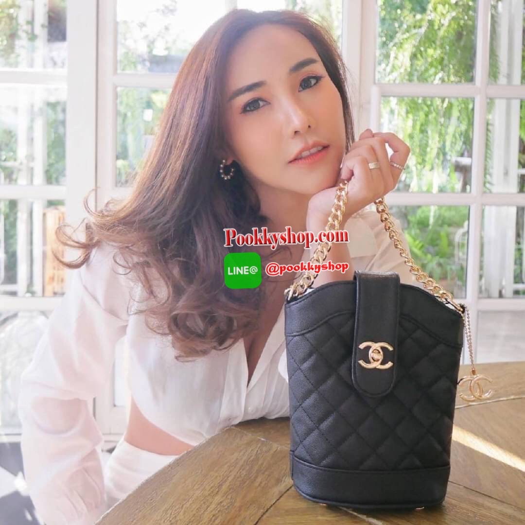 CHANEL VIP GIFT CROSSBODY BAG งาน CHANEL VIP GIFT ของแท้ 100% จากเคาเตอร์แบรนด์ CHANEL ทรงสวย ขนาดกำลังดี วัสดุหนัง CAVIER PU เปิดปิดด้วยกระดุมหน้าแบบบิดปลอดภัยหายห่วง ด้านในมีซิปอีกชั้น อะไหล่ทอง หัวซิปปั้มแบรนด์ ด้านในใส่โทรศัพท์ได้ทุกรุ่น พร้อมของจุกจิ
