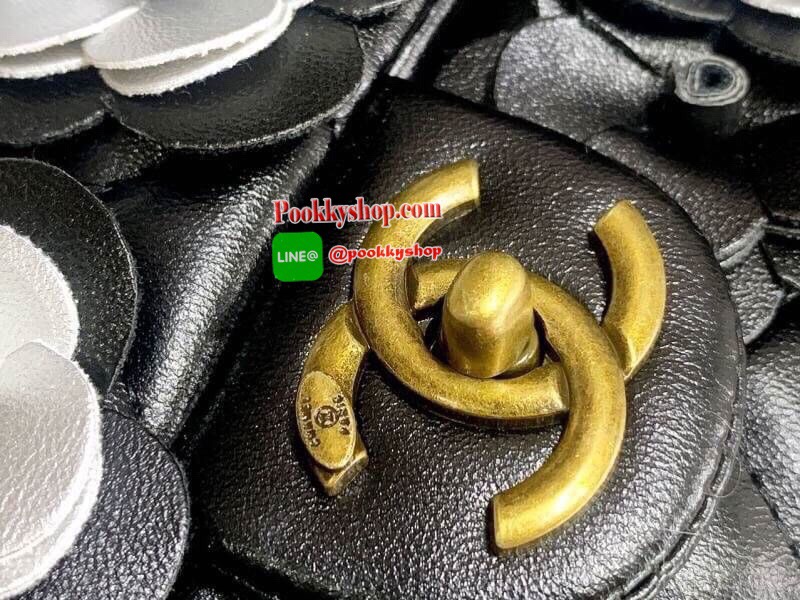 New Chanel Camellia Beauty 💄ลายดอกคามีเรีย อันเป็นสัญลักษณ์แบรนด์ เปิดปิดด้วยตัวล๊อกหมุน มีสายสะพายร้อยหนัง สะพายได้ 2 แบบ ซับในหนัง ใส่มือถือได้ทุกรุ่น กระเป๋าสตางค์ใบกลาง ของใช้อื่นๆได้