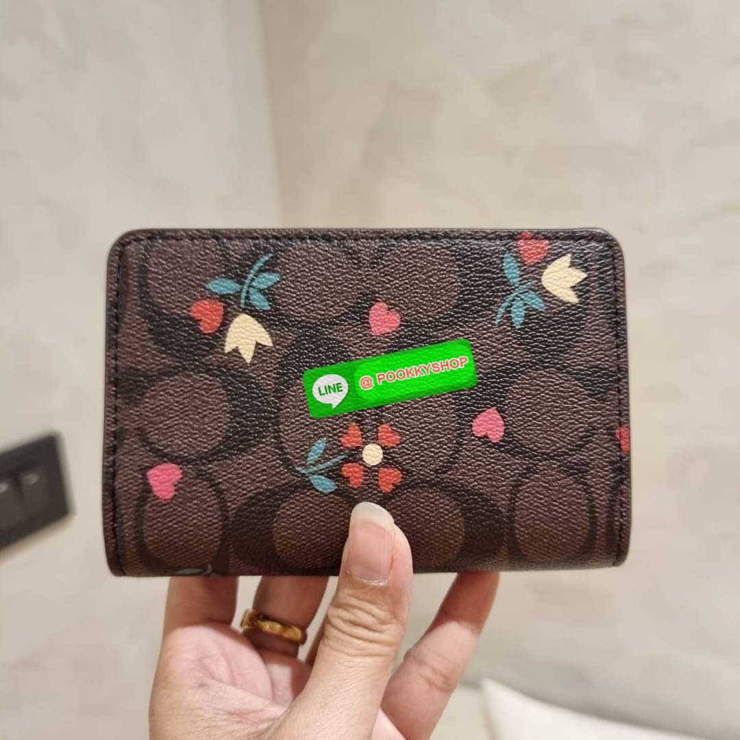 COACH C8730 MEDIUM CORNER ZIP WALLET IN SIGNATURE CANVAS WITH WILDFLOWER PRINT คอลเลคชั่นใหม่ กระเป๋าสตางค์ใบกลาง ดีไซน์ใหม่ สุดหรู คละลายพริ้นท์เต็มใบ น่าใช้ไปอีก วัสดุหนังแคนวาสเคลือบลาย ภายในมีช่องใส่บัตร ใส่ธนบัตรได้ครบ และมีช่องซิปแยก ใบจริงสวยมากๆ แ