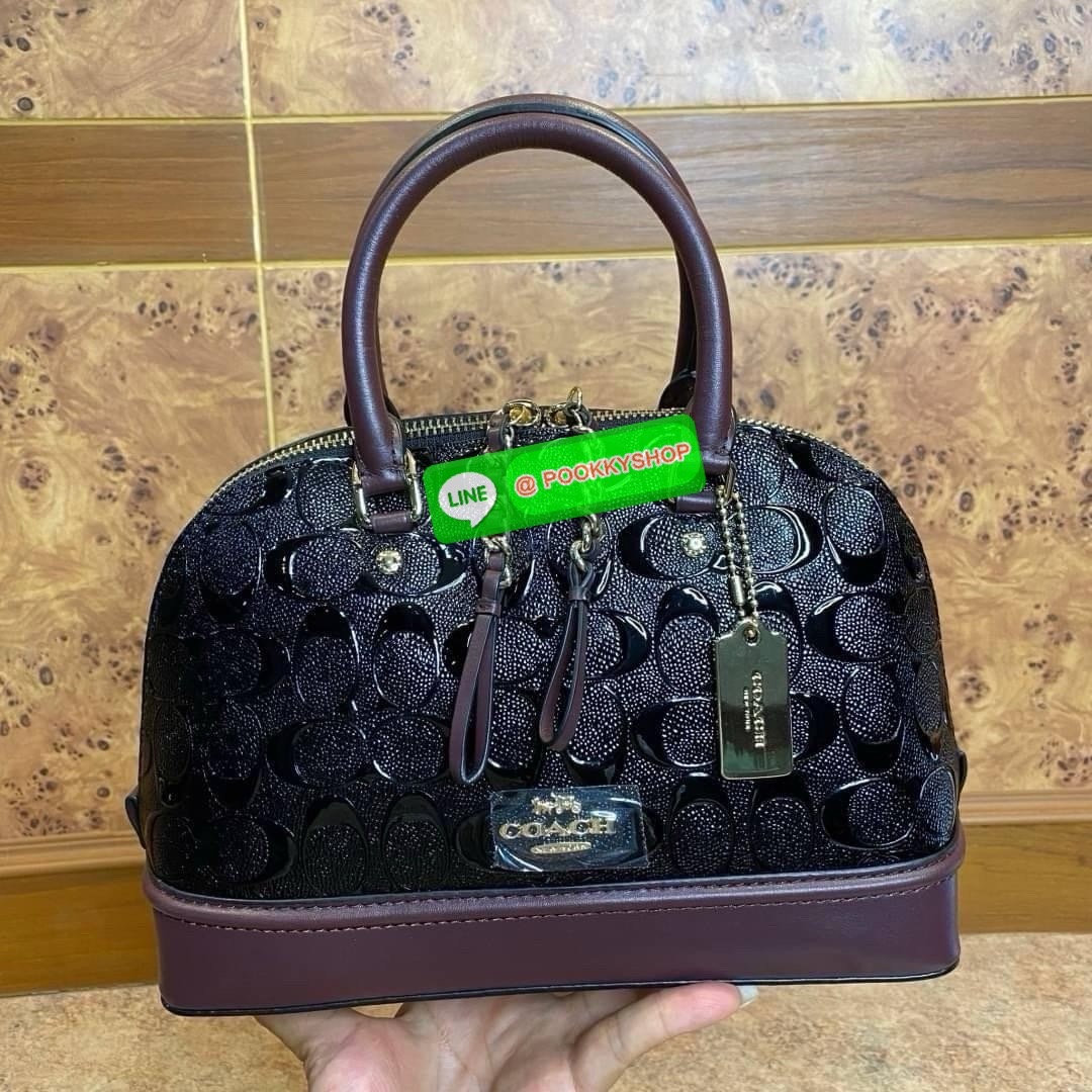 Coach MINI SIERRA SATCHEL IN SIGNATURE DEBOSSED PATENT LEATHER (COACH F55450) หนังกรวดและหนังสิทธิบัตร ด้านในมีซิปและกระเป๋าเอนกประสงค์ ปิดด้วยซิป ซับในด้วยผ้า หูหิ้วพร้อมสายสะพายยาว 3 1/2" สายสะพายถอดได้ขนาด 21 1/2" สำหรับสะพายไหล่หรือสะพายครอส