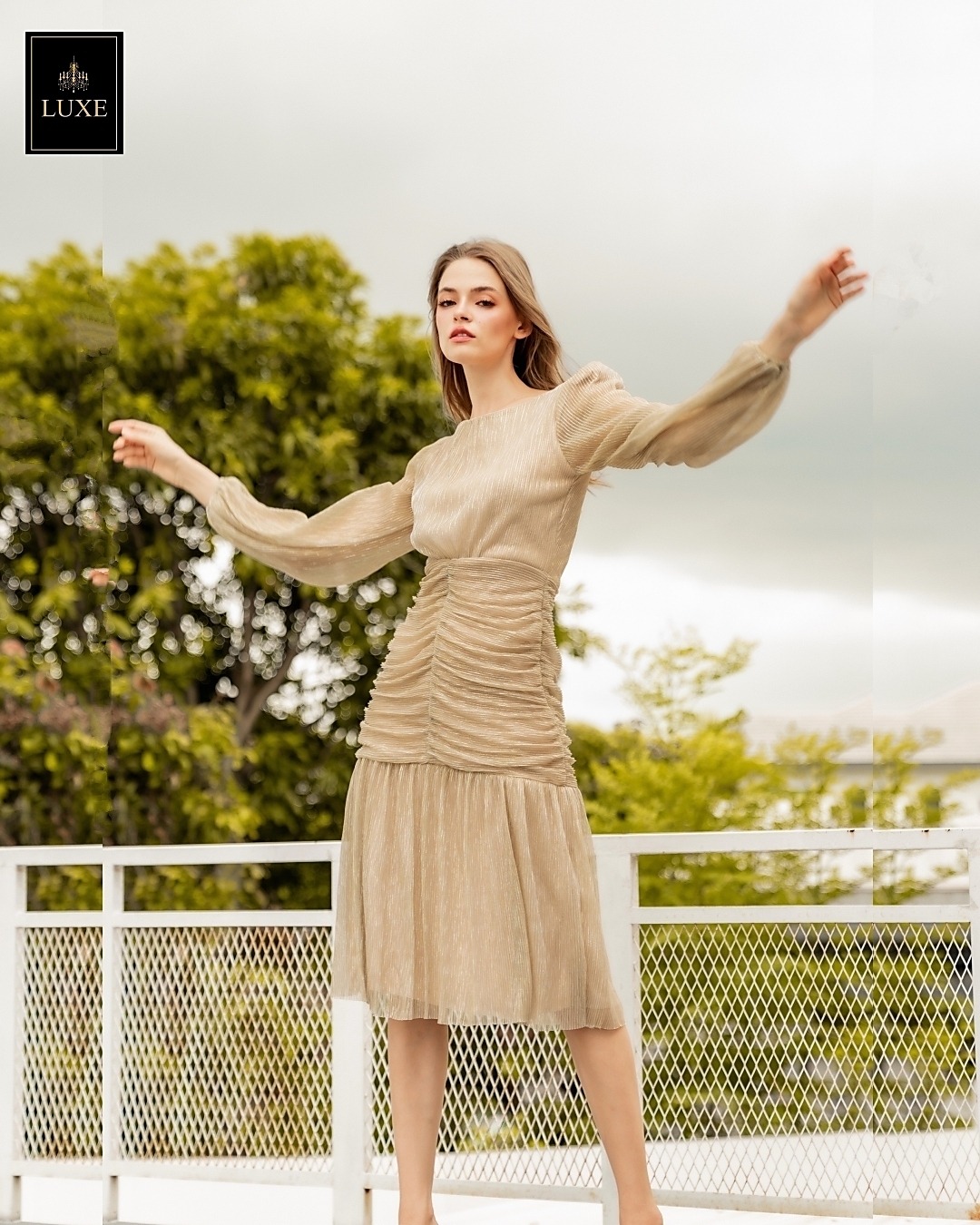 เดรสแฟชั่น เดรสเสื้อคอกลมแขนยาว กระโปรงทรงเข้ารูปจับเดรปตรงกลาง ต่อชายระบาย