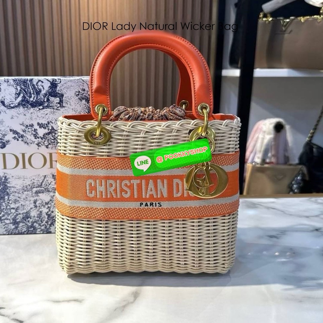 DIOR Lady Natural Wicker Bag กระเป๋าสะพายงานสาน พร้อมผ้าผูกด้านในสวยงามทรงเสน่ห์ จะถือหรือสะพายข้างด้วยสายสปอร์ตก็สวยเลิศ โดดเด่นกว่าใคร งานสวยเกินราคา คุ้มที่สุดในย่านนี้บอกเลย!!