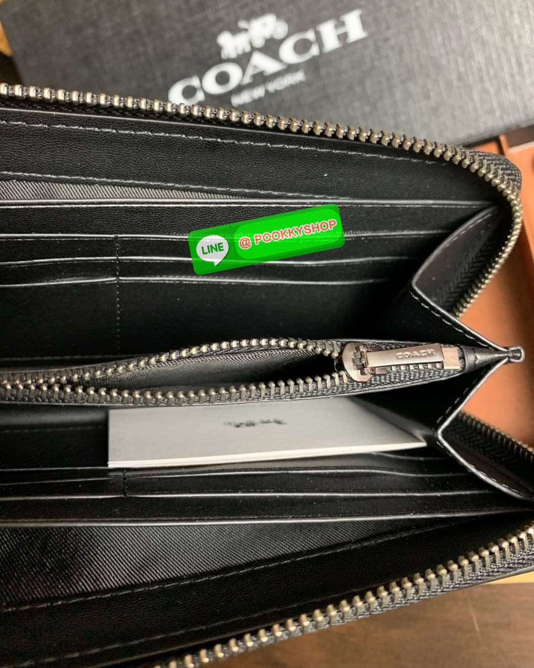 COACH ACCORDION ZIP WALLET IN SIGNATURE CANVAS กระเป๋าสตางค์ใบยาว ซิปรอบ ใช้งานง่าย ด้วยฟังชั่น ด้านใน ใส่บัตรได้จุใจ มีช่องซิปใส่เหรียญตรงกลาง โดนใจหลายๆคนไปเรียบร้อยและคลาสสิค เรียบหรูดูแพงตลอดกาล ยกให้รุ่นนี้เลย