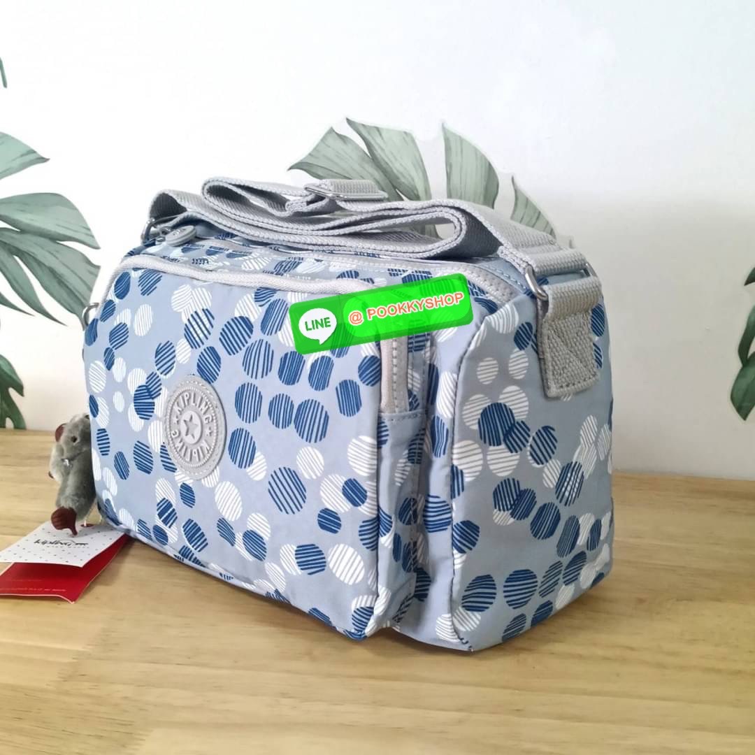KIPLING RETH CROSSBODY BAG ซับในตาราง วัสดุ Nylon +polyester กระเป๋าสะพายข้างหรือ สะพาย Crossbody ได้ ช่องหน้าเปิด-ปิด ด้วยซิป พร้อมช่องแยกบ่อยด้านข้าง ช่องหลัก 2 ช่อง ด้านในโล่งกว้าง สามารถจุสัมภาระได้เยอะ พร้อมช่องซิปหลัง สายสะพายปรับระดับสั้น-ยาว ได้ f