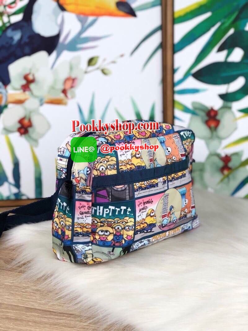 New!! LESPORTSAC x MINIONS กระเป๋าน้ำหนักเบาน่ารักจาก LESPORTSAC รุ่นครอสบอดี้ขนาดน่ารักกำลังดี!! วัสดุโพลีเอสเทอร์ กันละอองน้ำได้ระดับหนึ่ง มีสายสะพายสามารถปรับระดับได้ตามต้องการ ลวดลายน่ารัก หัวซิปช่องใหญ่เป็นรูปมินเนี่ยน มีช่องด้านหน้า-หลัง และช่องซิปใ