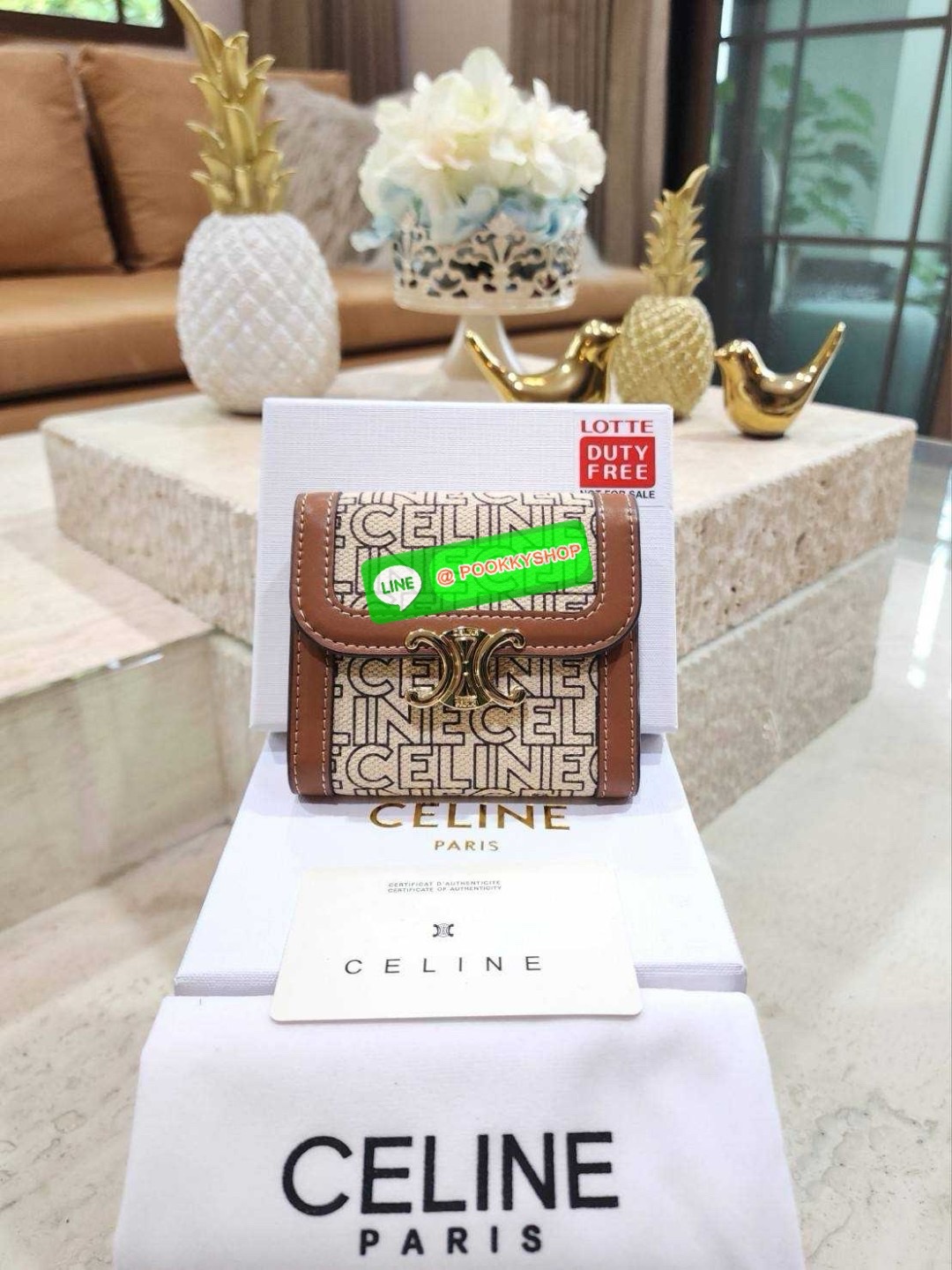 ✴️NEW ARRIVAL!✴️CELINE SHORT WALLET VIP GIFT WITH PURCHASE (GWP) กระเป๋าพรีเมี่ยมกิ๊ฟ Limited จาก CELINE HAUTE PARFUME DUTYFREE COUNTER สวยอยู่ทรงมีโลโก้แบรนด์ด้านหน้าเปิดปิดด้วยฝาพับกระดุมแม่เหล็ก ภายในมีช่องแบ่งหลายช่อง ช่องใส่บัตร ช่องใส่