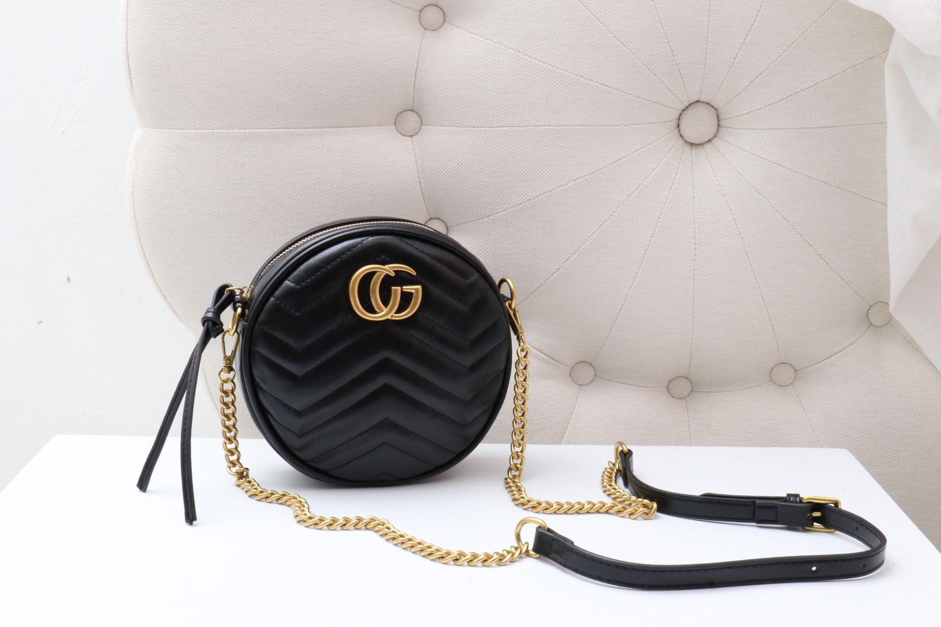 CG marmont รุ่นนี้ขายเท่าไหร่ก็ไม่เคยพอ ฮิตกันยาวๆเลยค่า กระเป๋าทรงกลมงานดีอะหลั่ยสวย เนี๊ยบไปเลยค่ะ