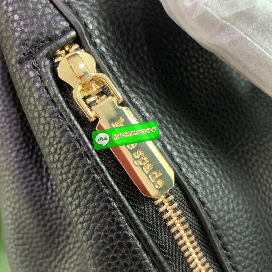 KATE SPADE NEW YORK Sinch Pebbled Leather Medium Flap Backpack กระเป๋าสะพายเป้หนังนิ่มลายหนังสวย ด้านหน้าตกแต่งด้วยชื่อแบรนด์ มีช่องซิปเล็กด้านข้างกระเป๋า 1 ช่อง ช่องใหญ่เปิด-ปิดด้วยตัวรูด ด้านในโล่งกว้างจุของได้เยอะมาก และมีช่องซิปใส่ของจุกจิกค่ะ