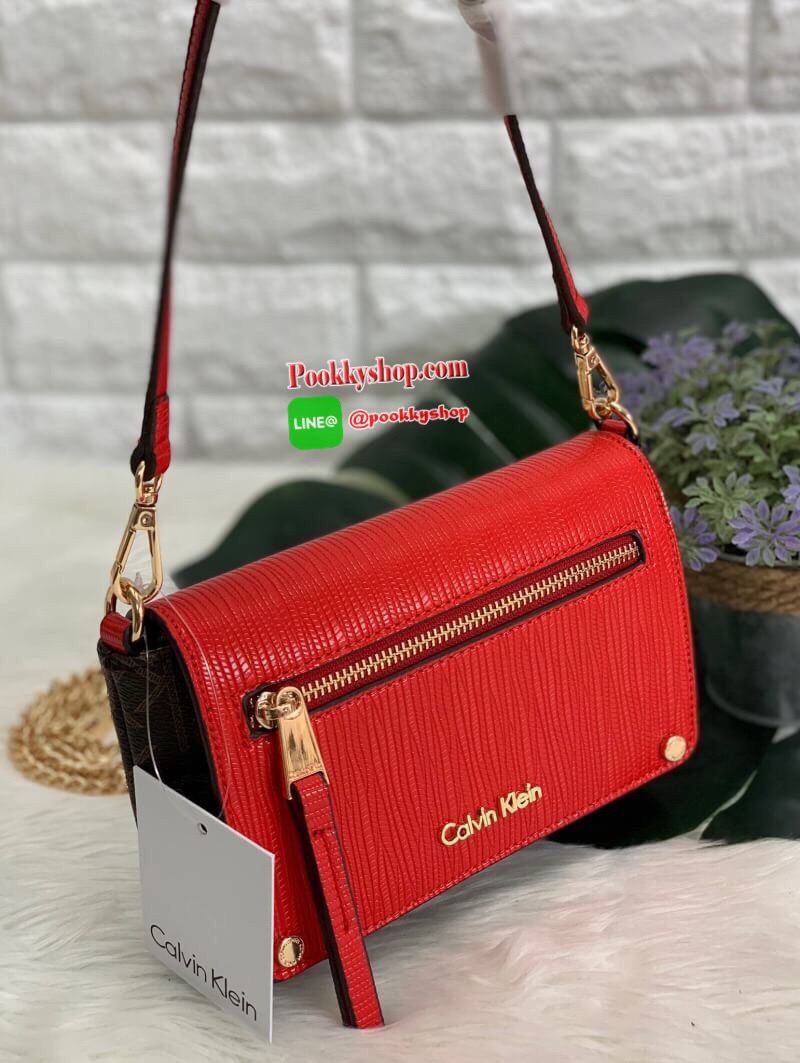 New arrival !! CALVIN KLEIN HANDBAG // SHOULDER BAG กระเป๋าถือ//คล้องไหล่//สะพายข้าง//หรือครอสบอดี้ร์ได้ค่ะ ดีไซด์สวย น่าใช้มากๆค่ะ วัสดุหนังผสมนิ่มมือค่ะ ด้านมีโลโก้แบรนด์ พร้อมช่องซิปใส่ของจุกจิก เปิดปิดกระเป๋าแบบกระดุมแม่เหล็ก ภายในแบ่งสามช่อง สามารถใส