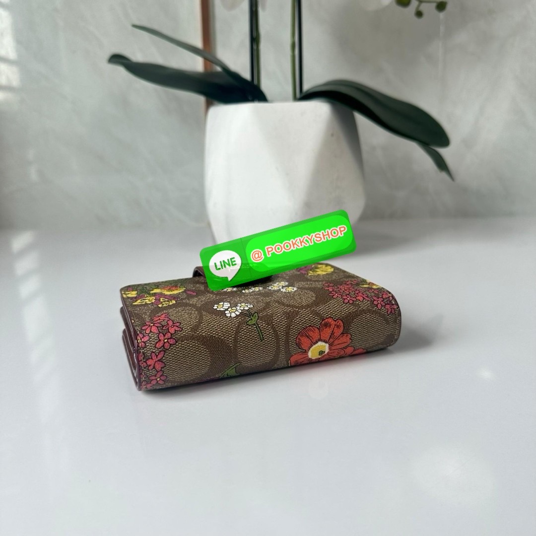 COACH MEDIUM CORNER ZIP WALLET IN SIGNATURE CANVAS WITH FLORAL PRINT(CR935) 🔖กระเป๋าสตางค์ใบกลางคอลเลคชั่นใหม่ปริ้นลายดอกไม้ 🔖วัสดุ:แคนวาสสลับหนังแท้ 🔖เปิด-ปิดด้วยกระดุมแป็ก 🔖ภายในมีช่องใส่บัตร ช่องใส่ธนบัตร และช่องซิป