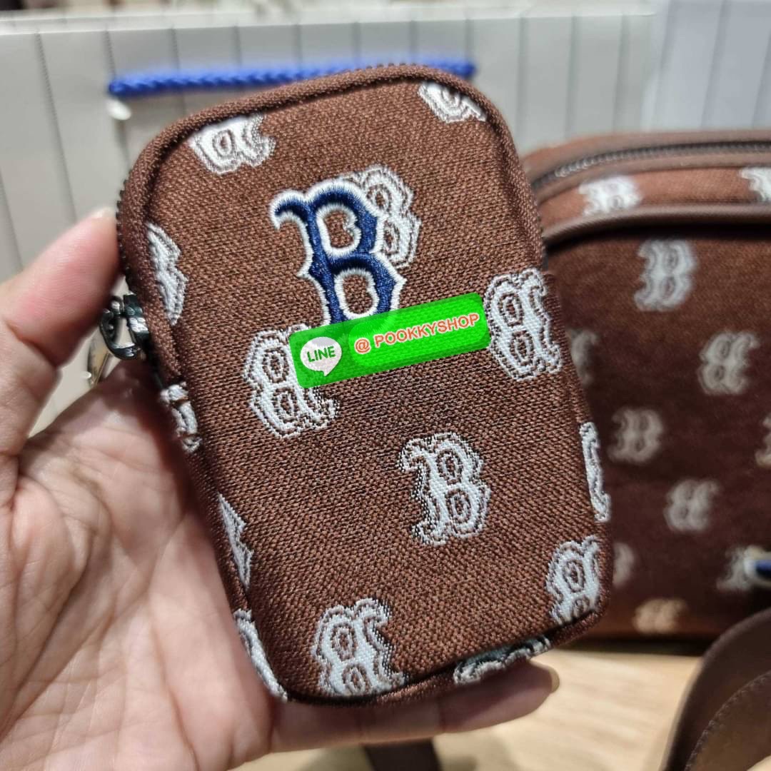 MLB JACQUARD MONOGRAM CROSSBODY BAG ฉุดไม่อยู่ ดาเมจแรงมาก!! กับกระเป๋าครอสบอดี้ ที่สายเกาต้องมี!! ดีไซน์ลวดลายโมโนแกรมเอกลักษณ์ ลงบนผ้า jacquard ได้อย่างลงตัวและสวยงาม เปิด-ปิดด้วยซิป ภายในโล่งกว้าง จุของสบายๆ มาพร้อมใบลูก และสายสะพายข้าง ให้ความคล่องตัว